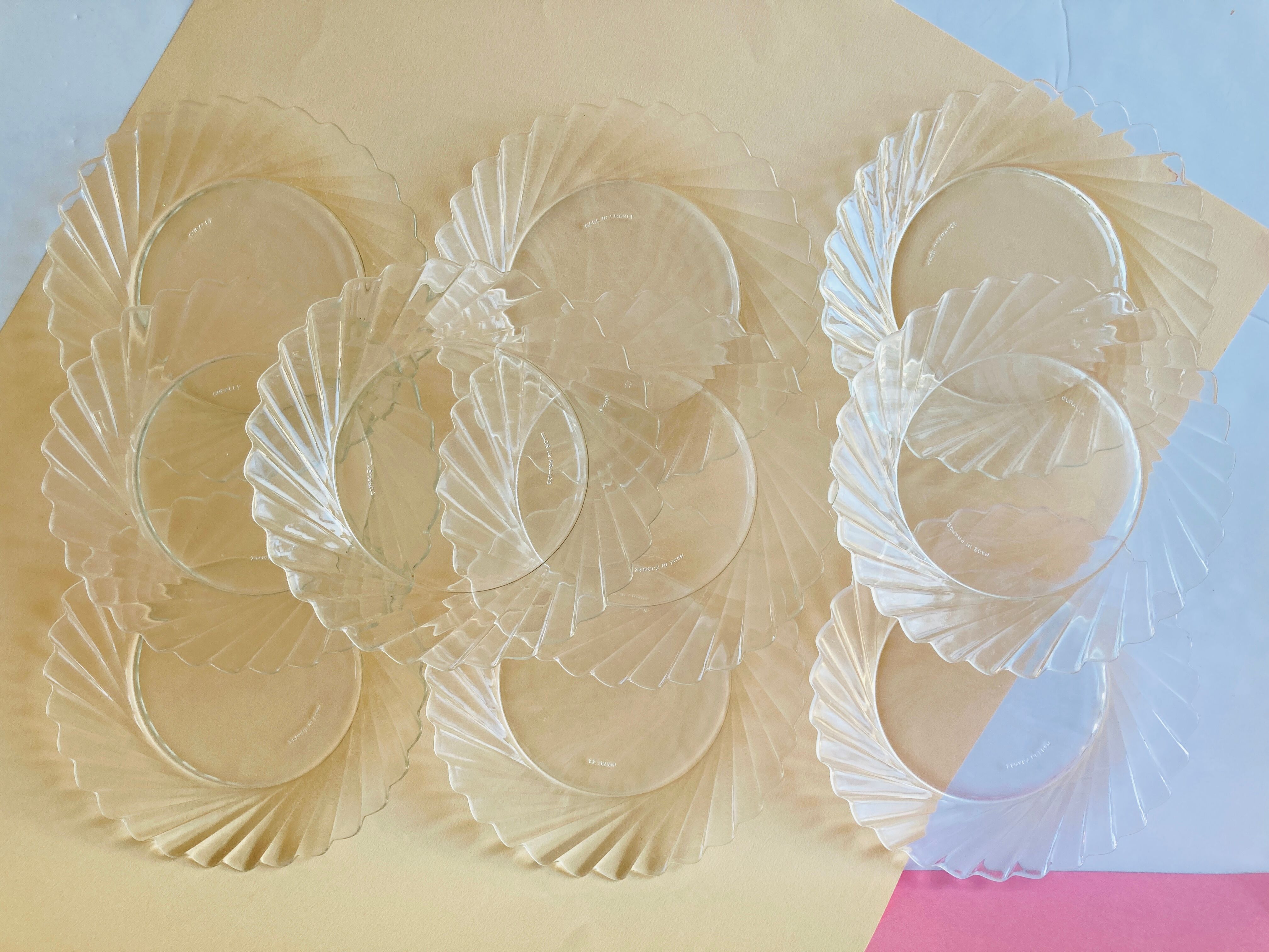 10 small plates in Duralex glass in the shape of flowers - retro-cuisine-vintage