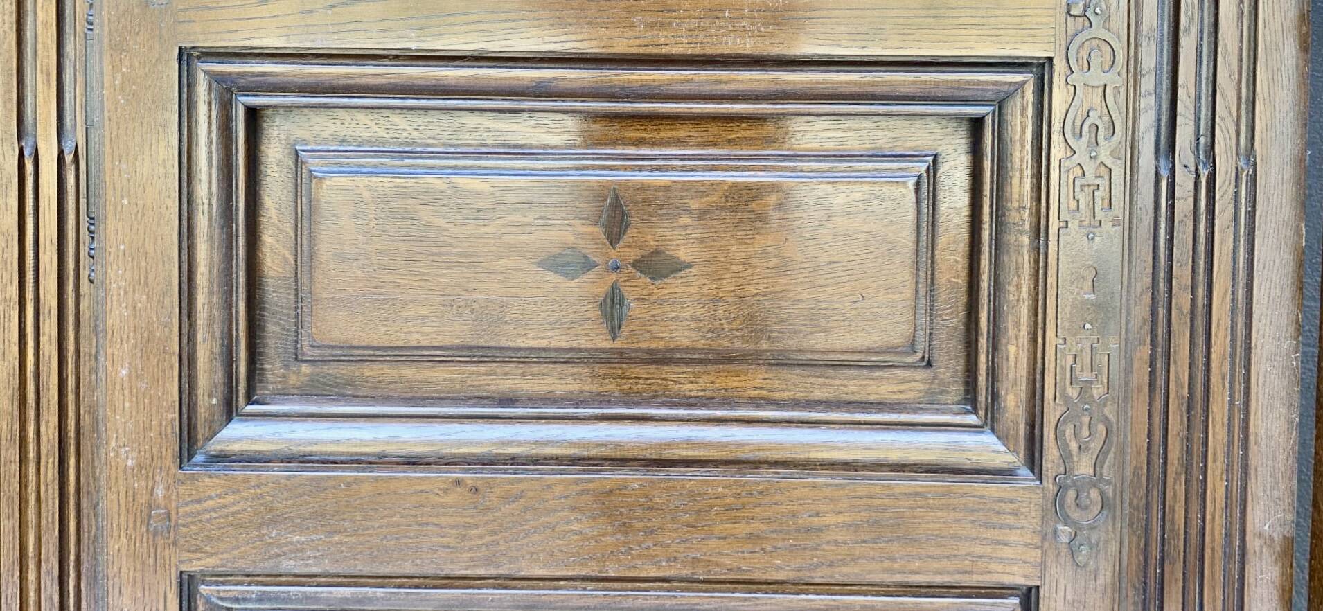 French handcrafted oak wardrobe – House of Centuries