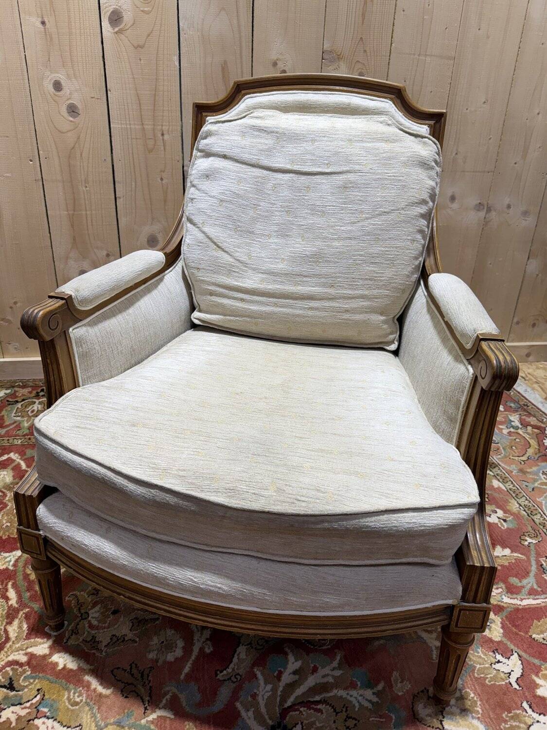 Paire de fauteuil / bergères de style Louis XVI beige