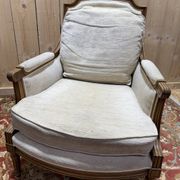 Paire de fauteuil / bergères de style Louis XVI beige