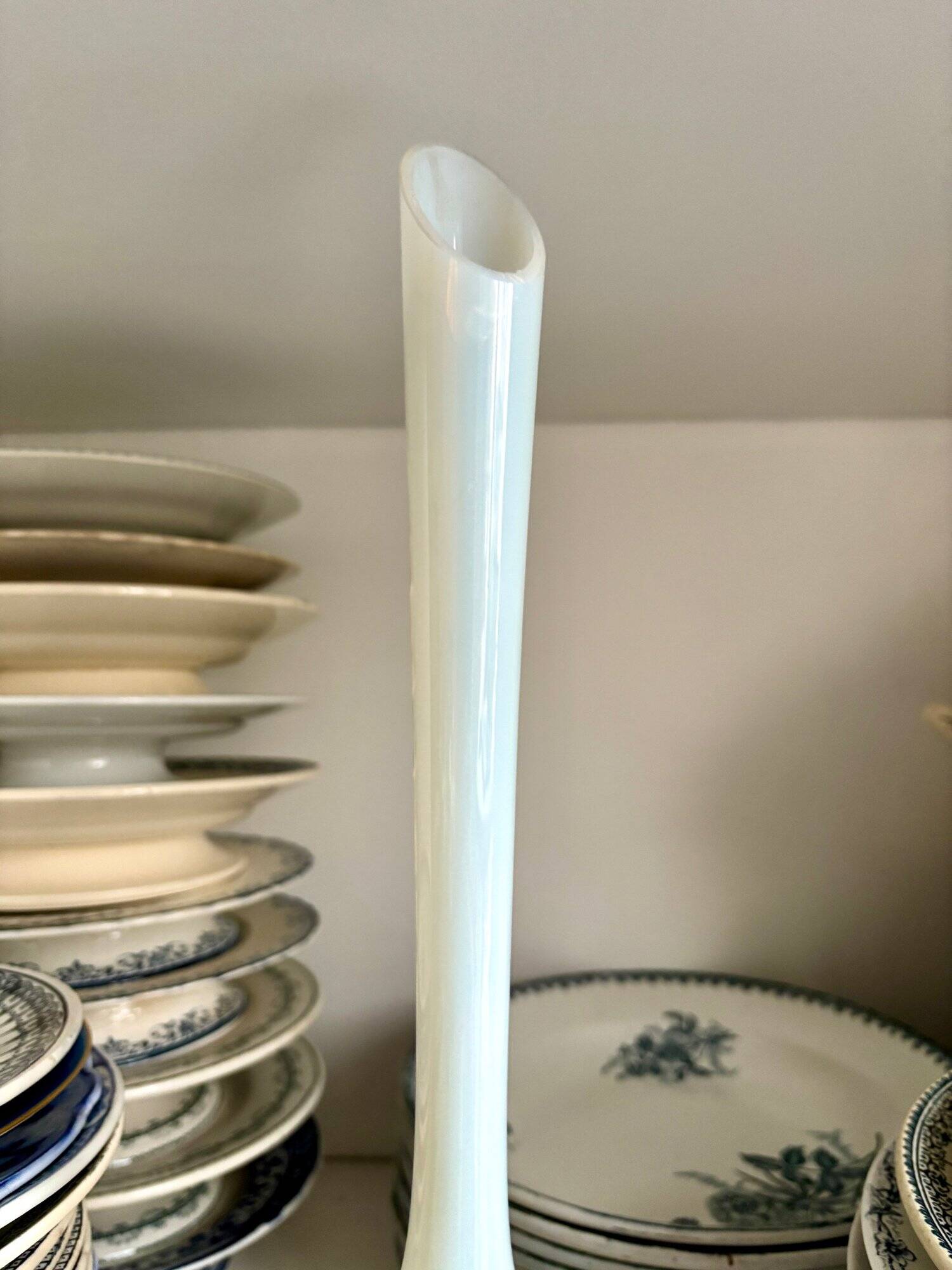 Vase, single-flower vase in white opaline