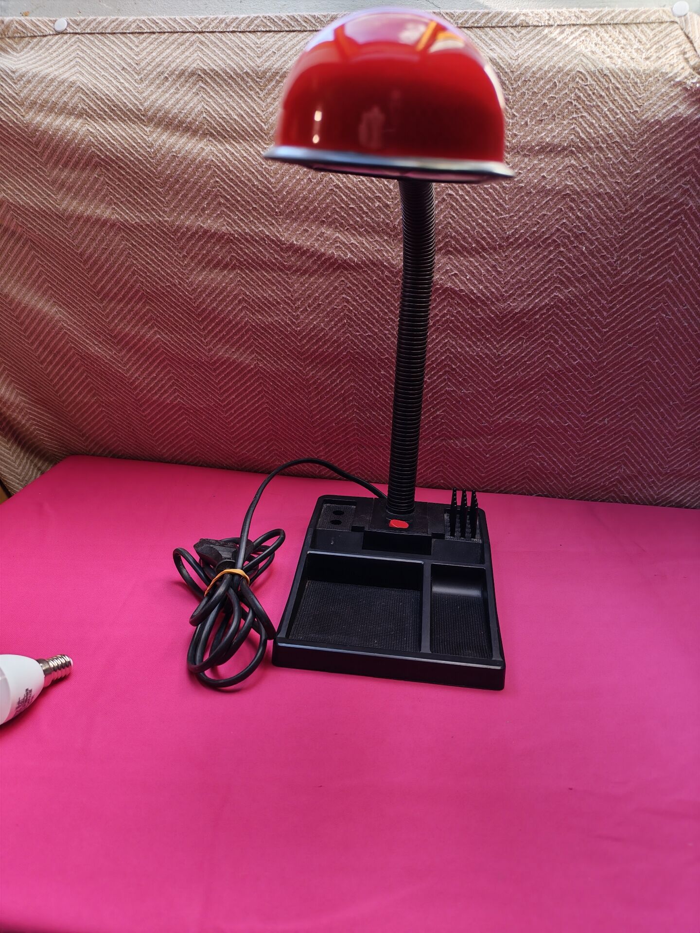Vintage red and black desk lamp organiser - Elite Products Hol