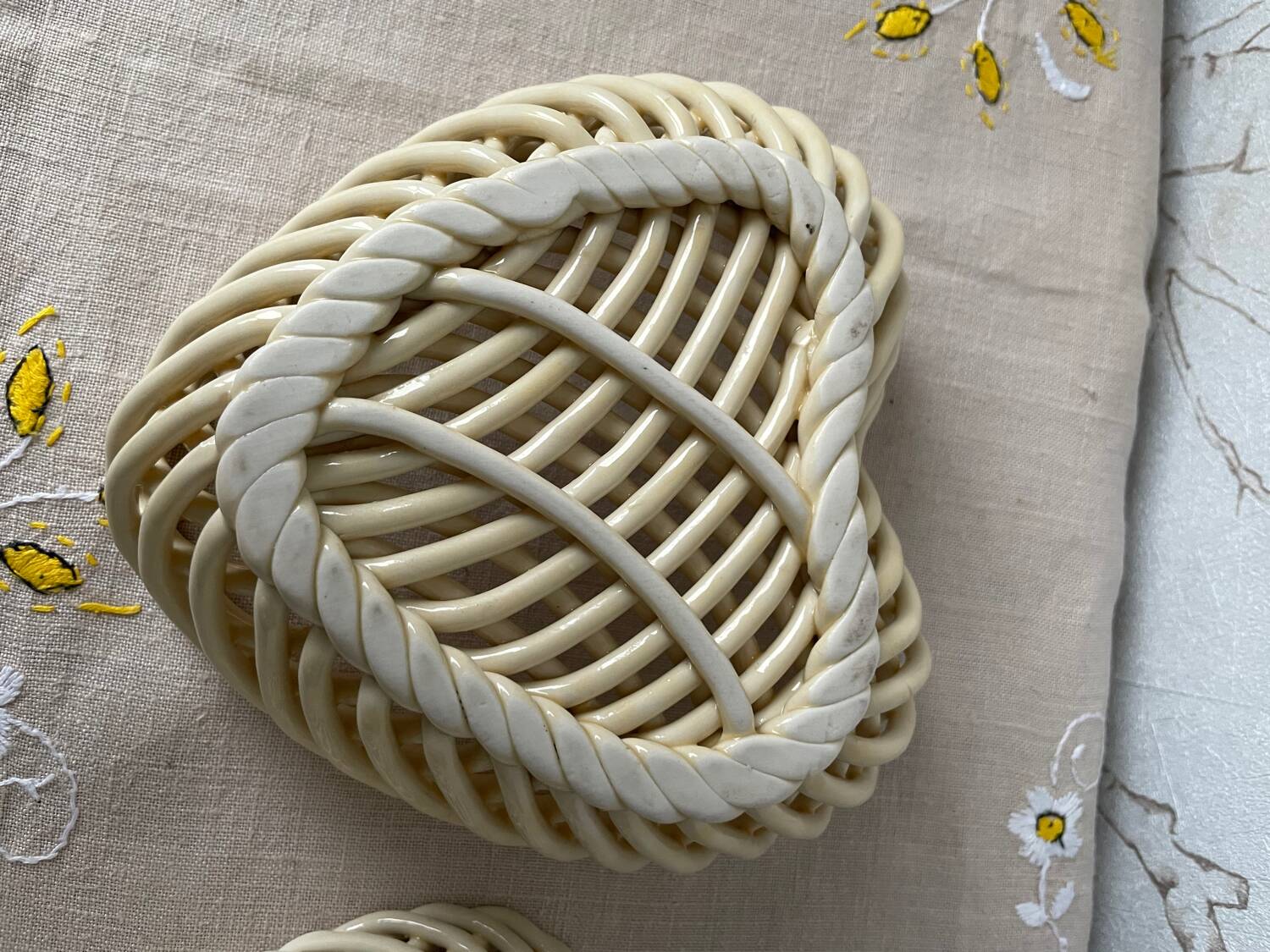 Set of 3 vintage beige heart-shaped woven porcelain nesting baskets