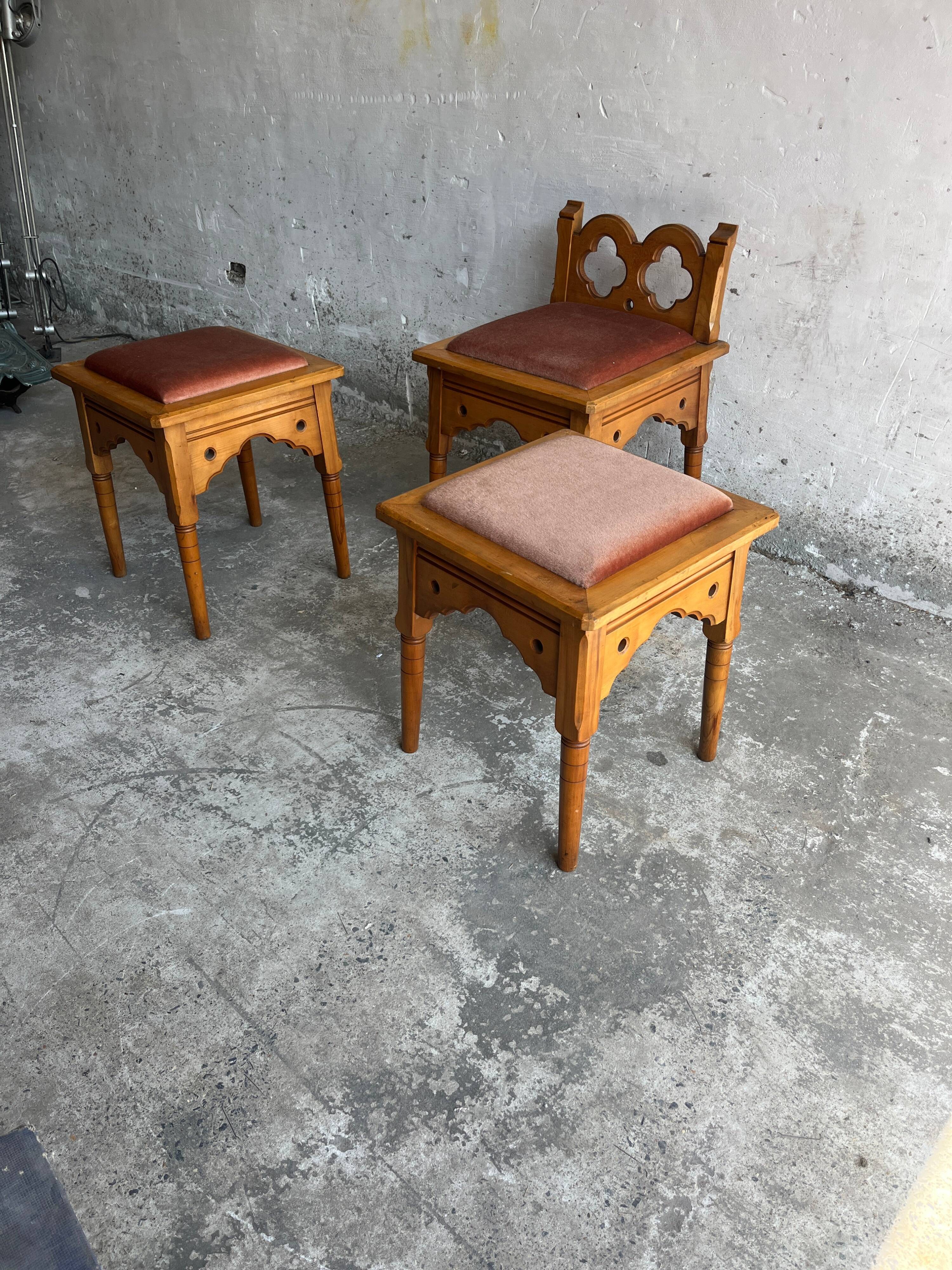 Lot de 3 tabourets rustiques néogothiques, années 1970