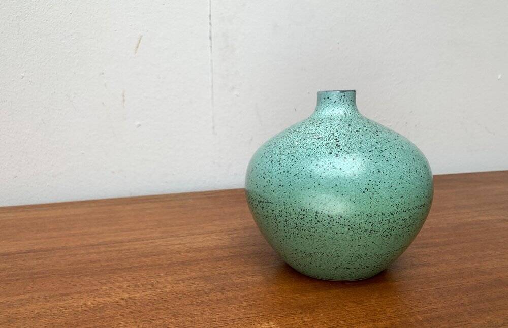 Mid-century German minimalist studio pottery vase by Siegfried Gramann for Töpferhof Römhild, 1960s.