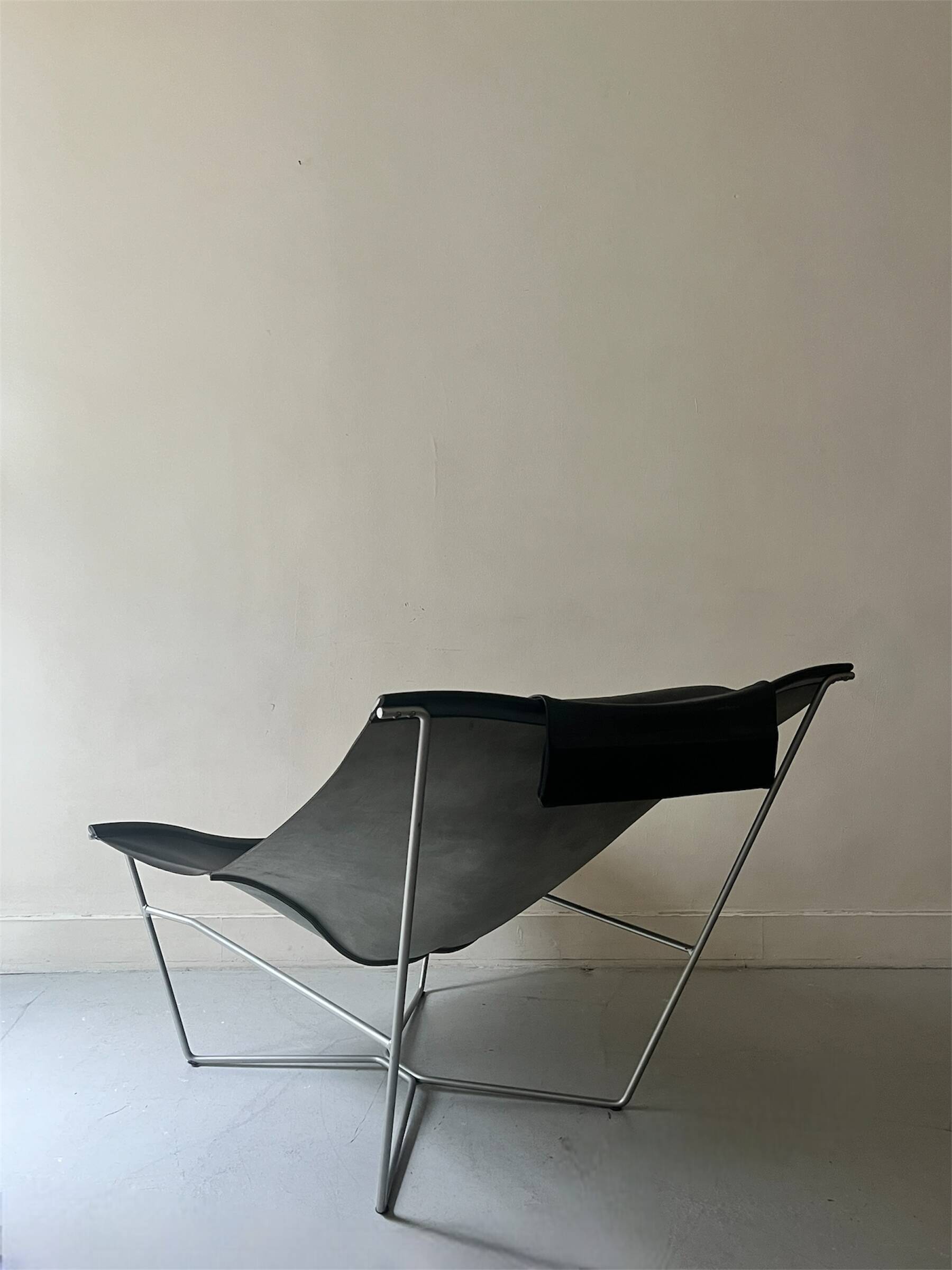 Design armchair Semana in black leather and steel by D. Weeks, limited edition 1980.