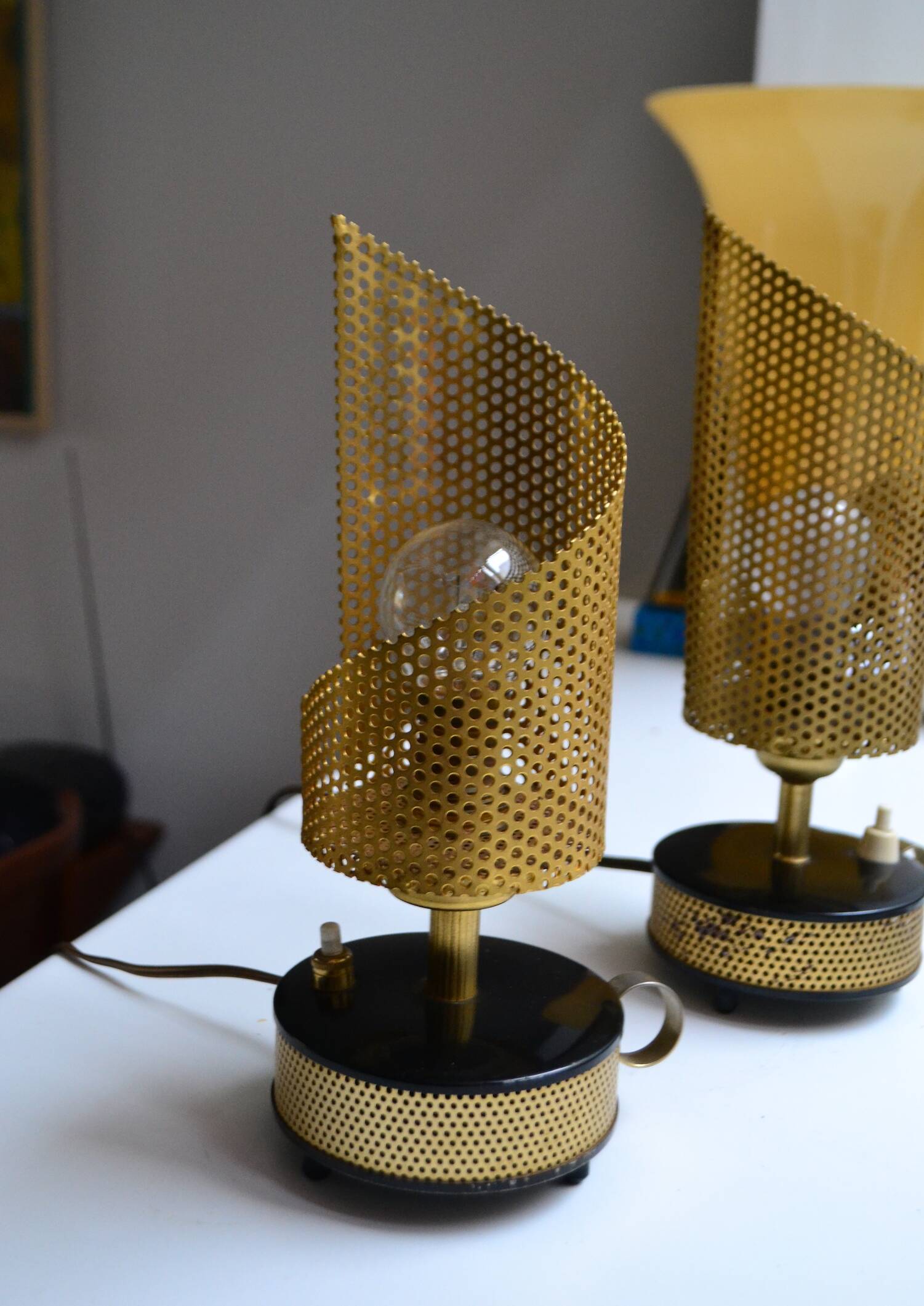 Paire de lampes métal perforé style Mategot années 50