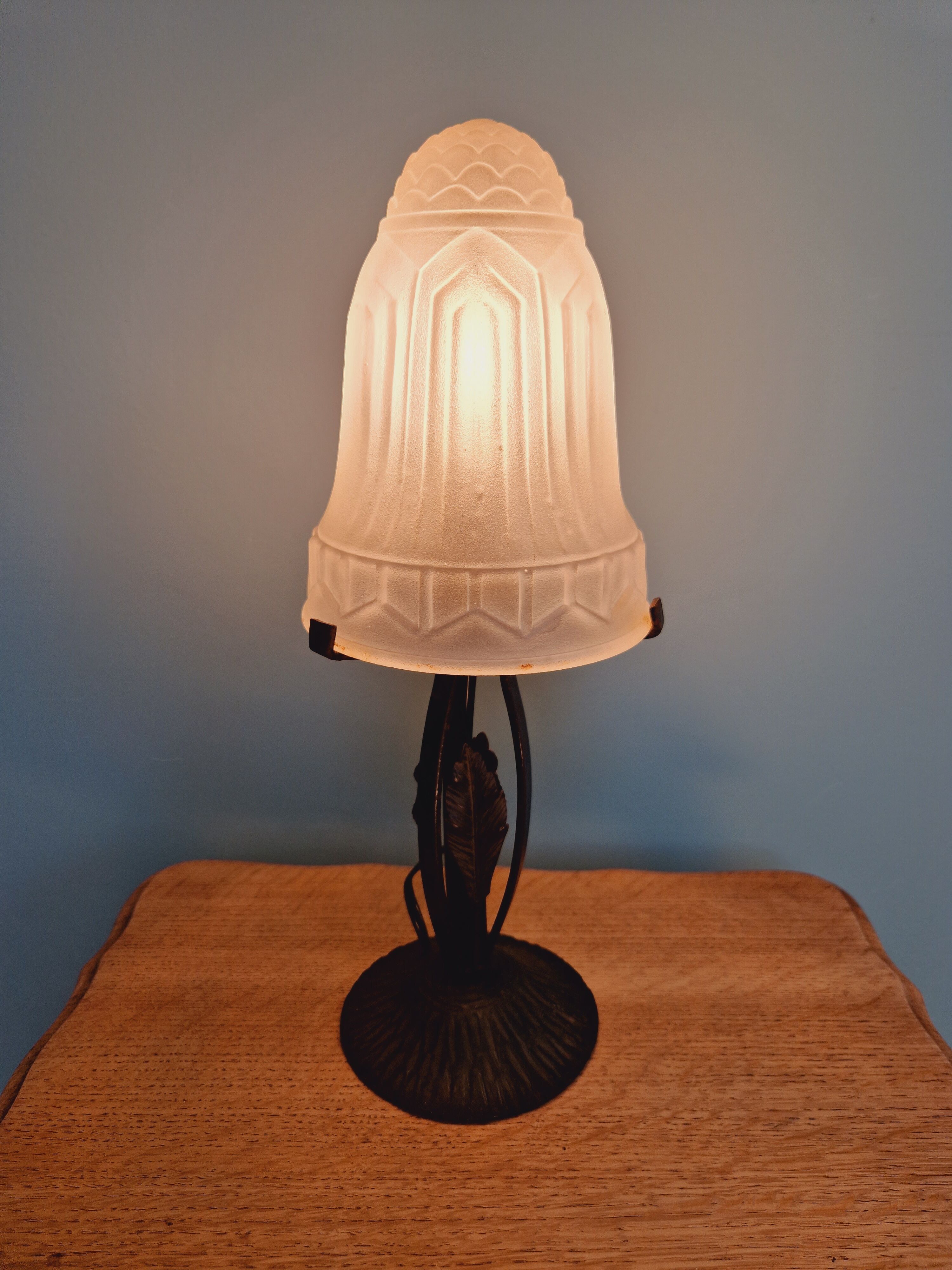 Art deco lamp in wrought iron and pressed-molded glass 1920s 1930s