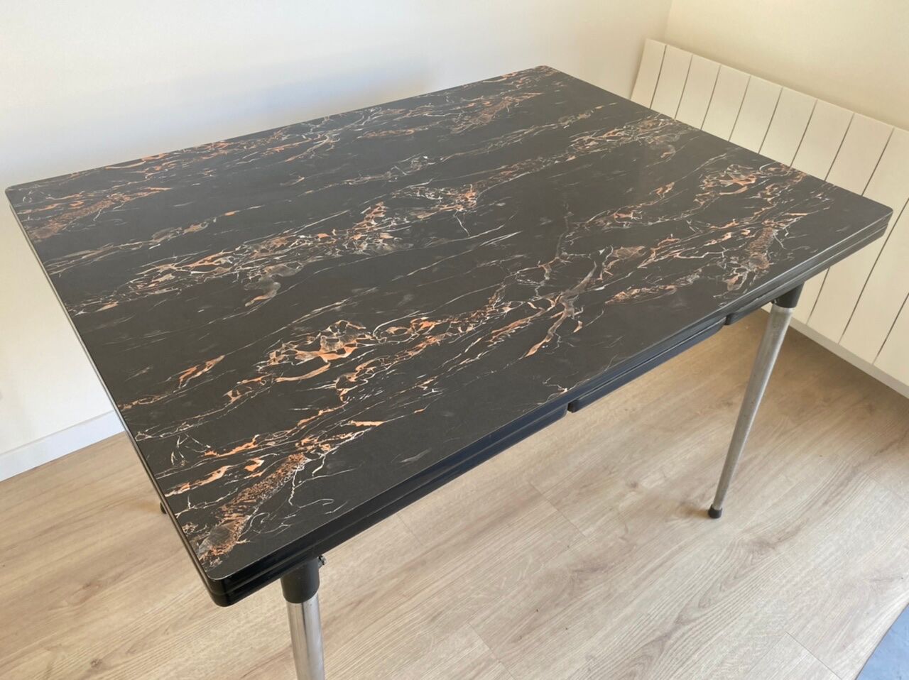 Extendable table + 4 marbled formica chairs