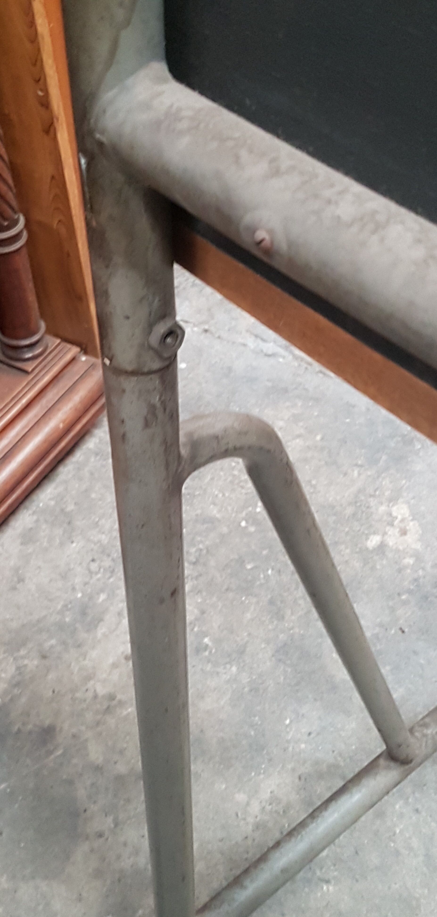 School board mounted on tubular feet