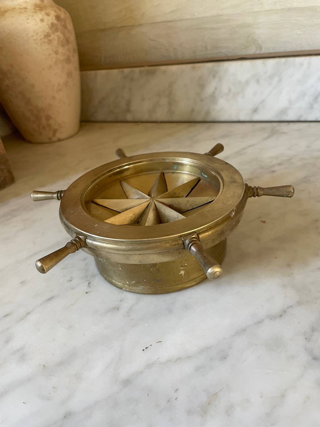 Cendrier rose des vents en laiton massif