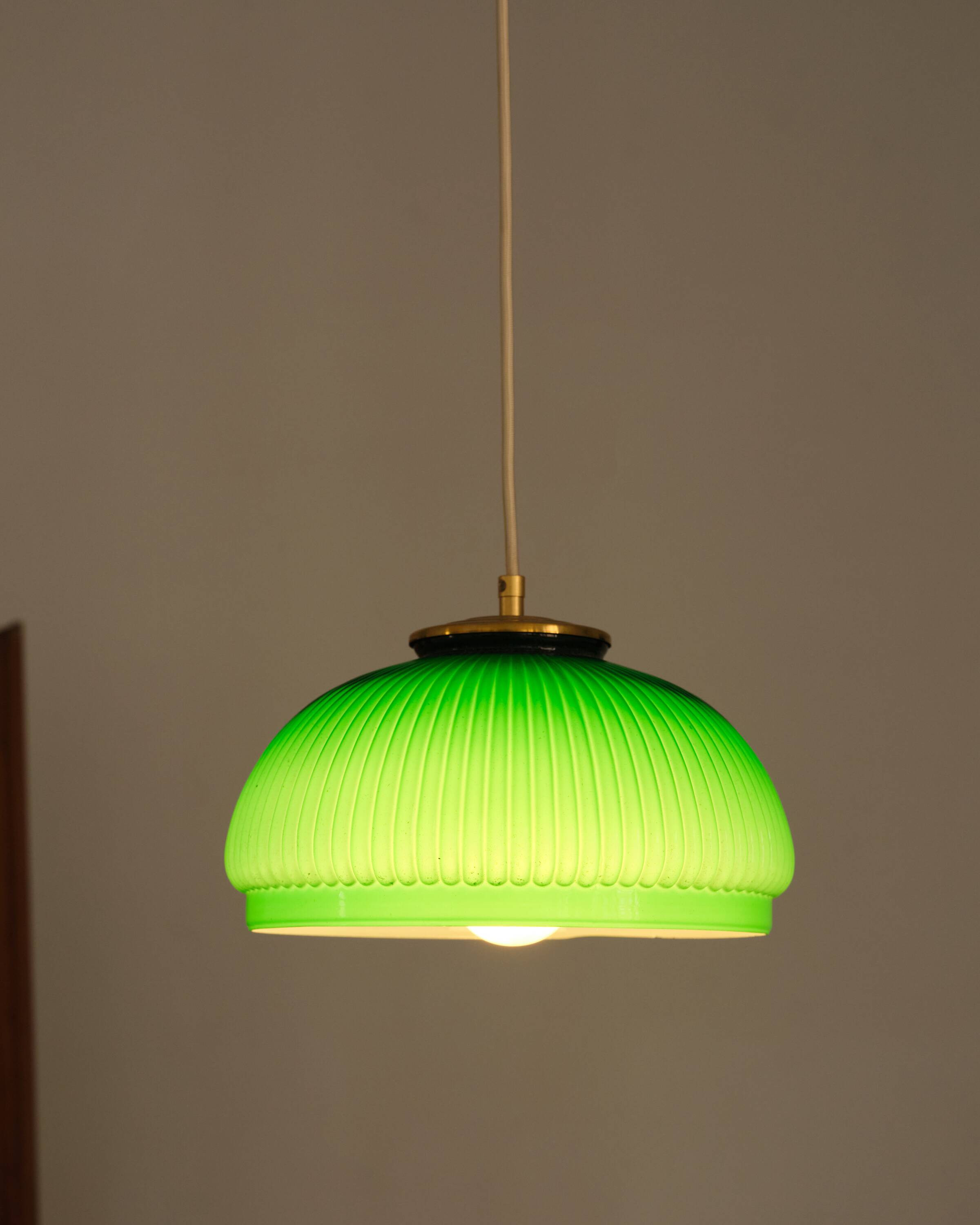 Green opaline suspension