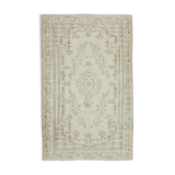 Handmade rustic oriental beige rug 163 x 267 cm