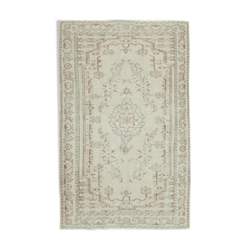 Handmade rustic oriental beige rug 163 x 267 cm