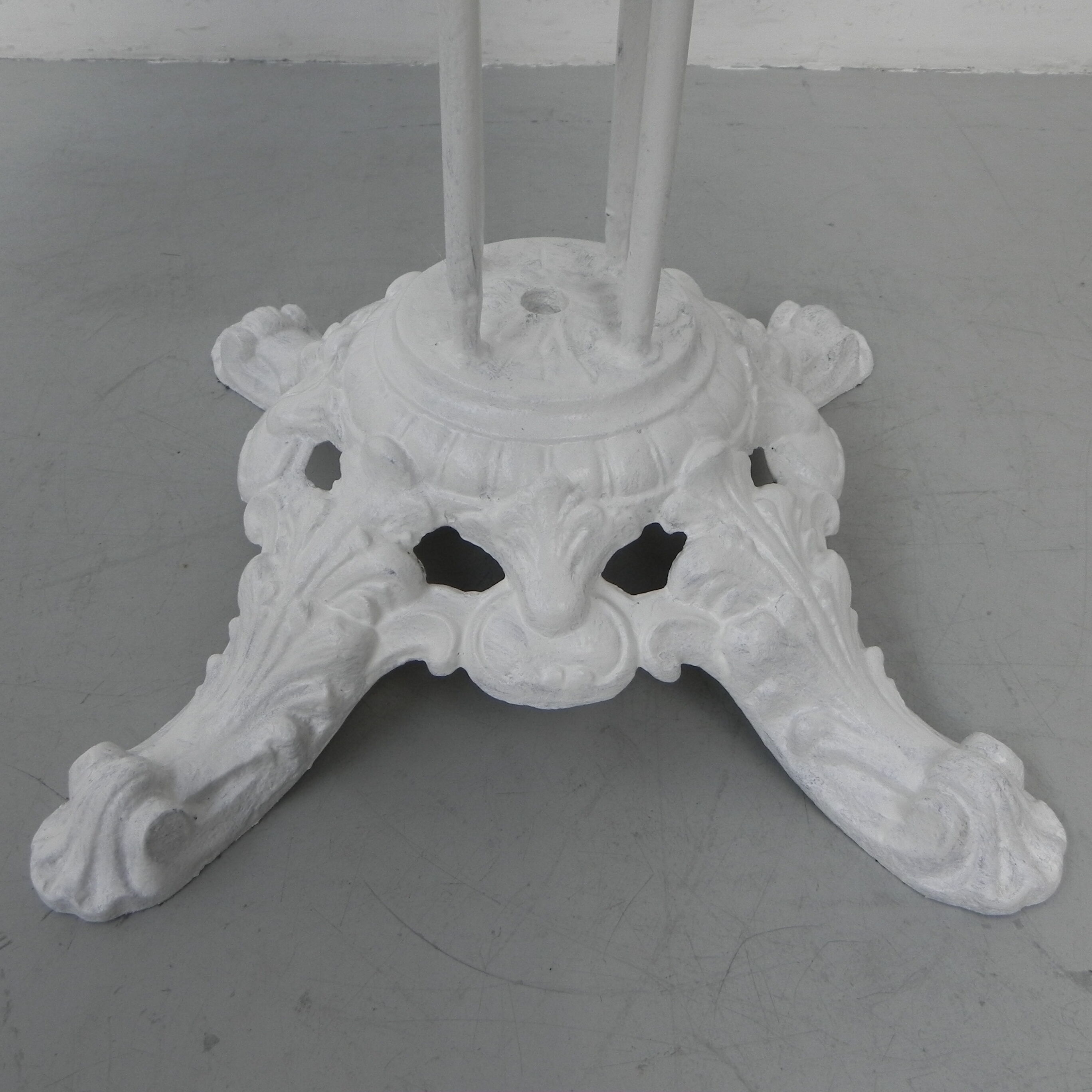 Table de jardin en acier avec base en fonte