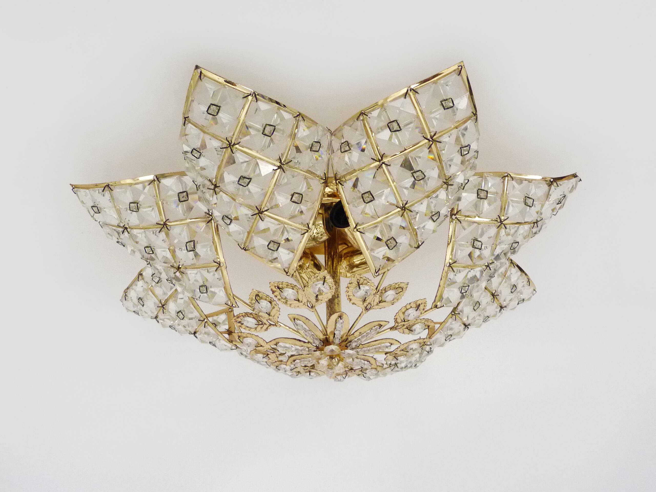 Ancien plafonnier en forme d'étoile à 4 feux en laiton, pampilles en verre. Années 80