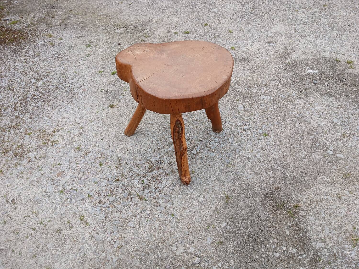 Tabouret Tripode Brutaliste - Bois Massif & Naturel - Esprit Wabi-Sabi