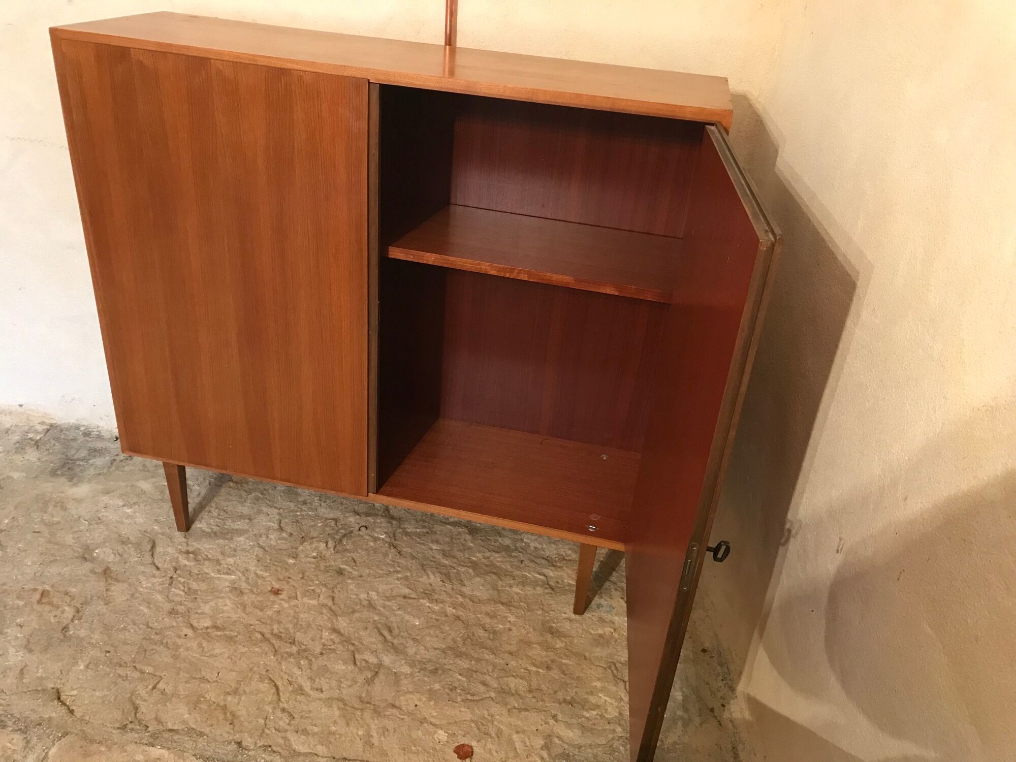 Buffet sur pieds placage de noyer blond