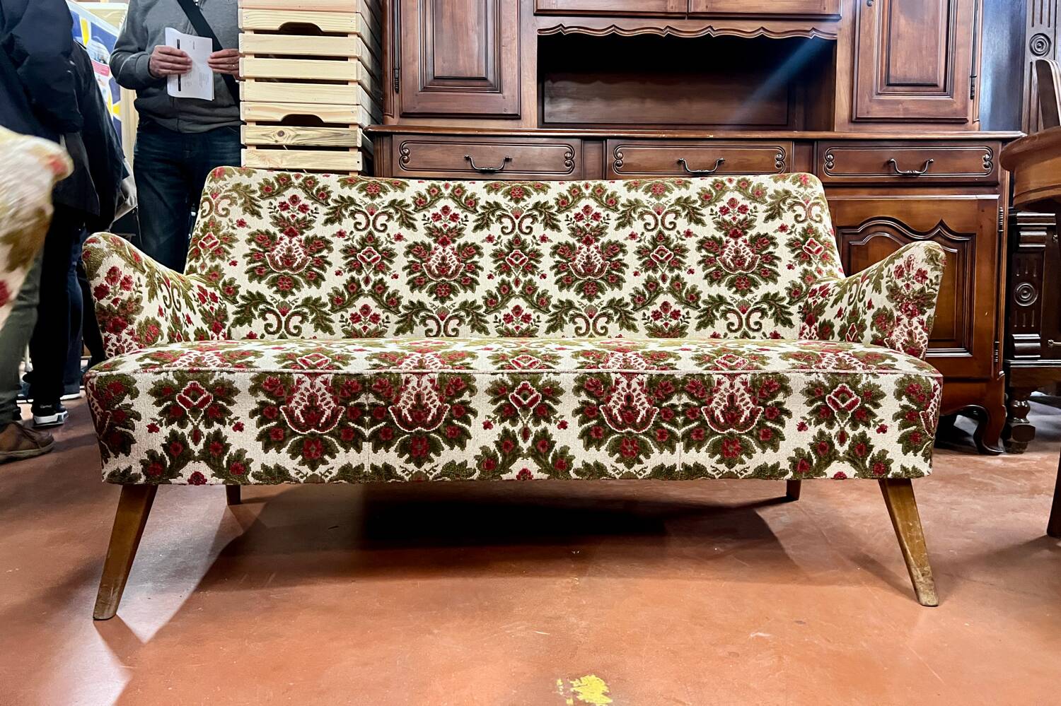 Fauteuils et canapé vintage pieds compas 1950 ancien motif floral