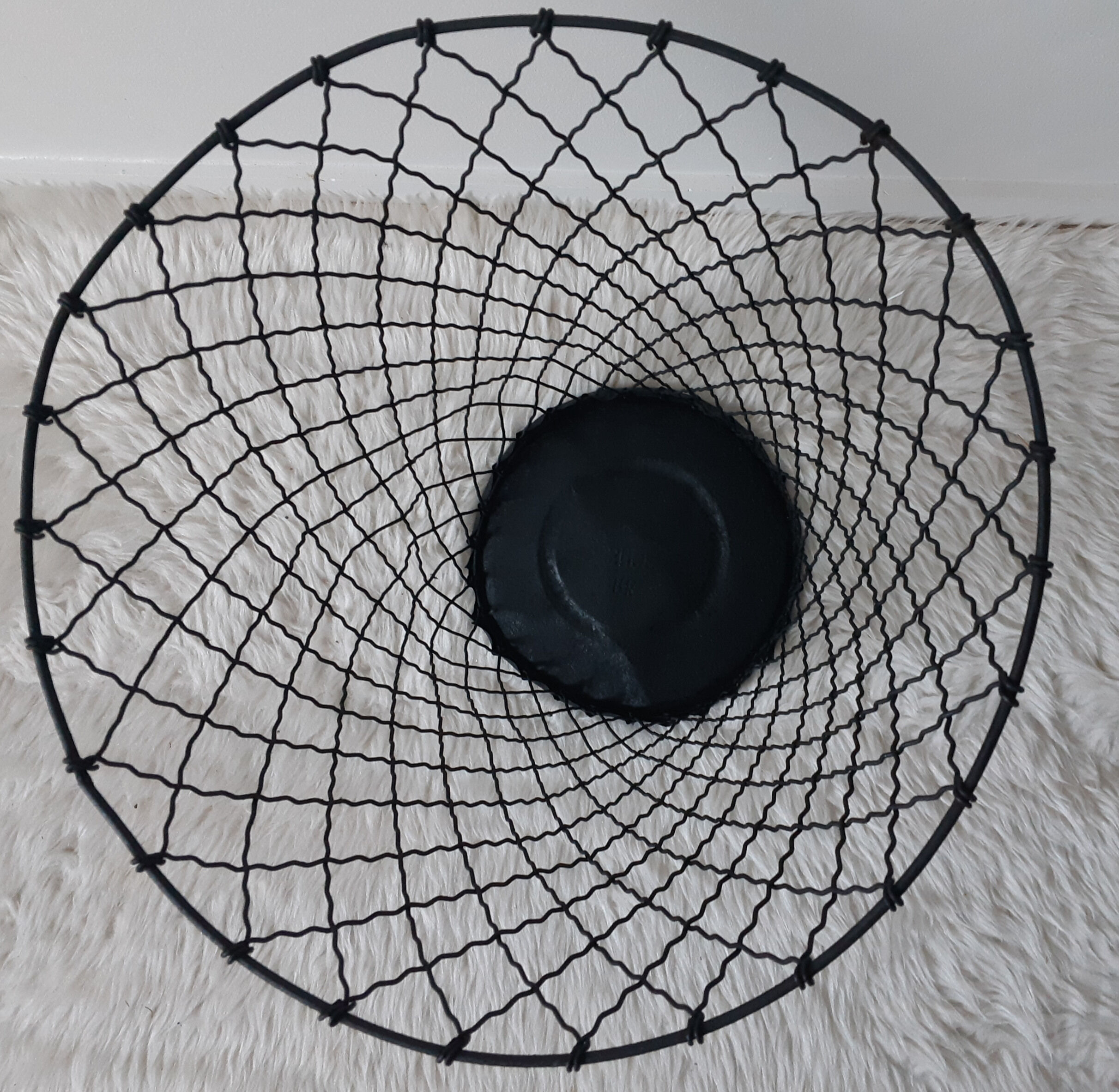 Mesh metal paper basket