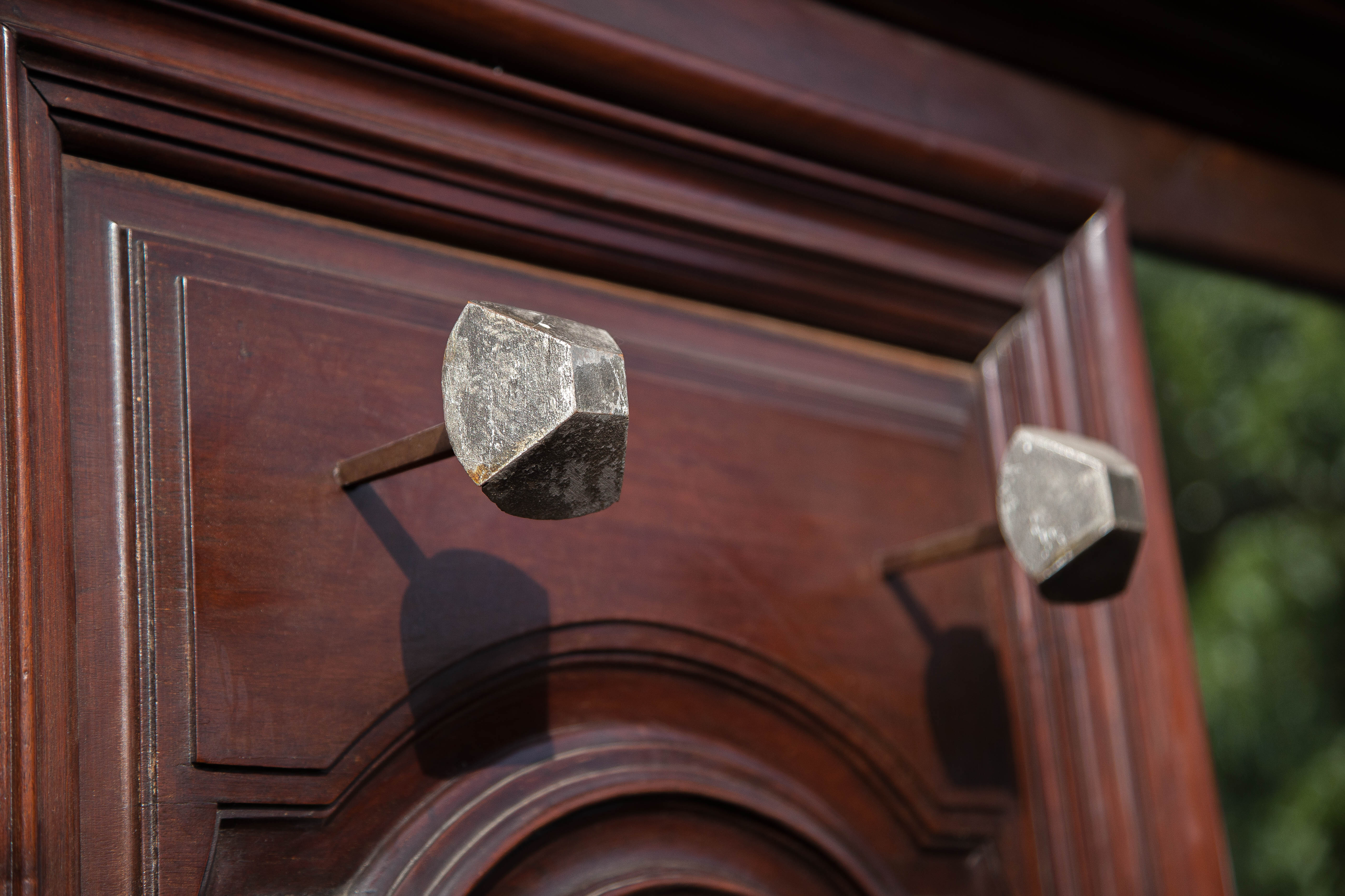 Grand vestiaire porte-manteau en bois 2 portes ancien