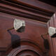Grand vestiaire porte-manteau en bois 2 portes ancien