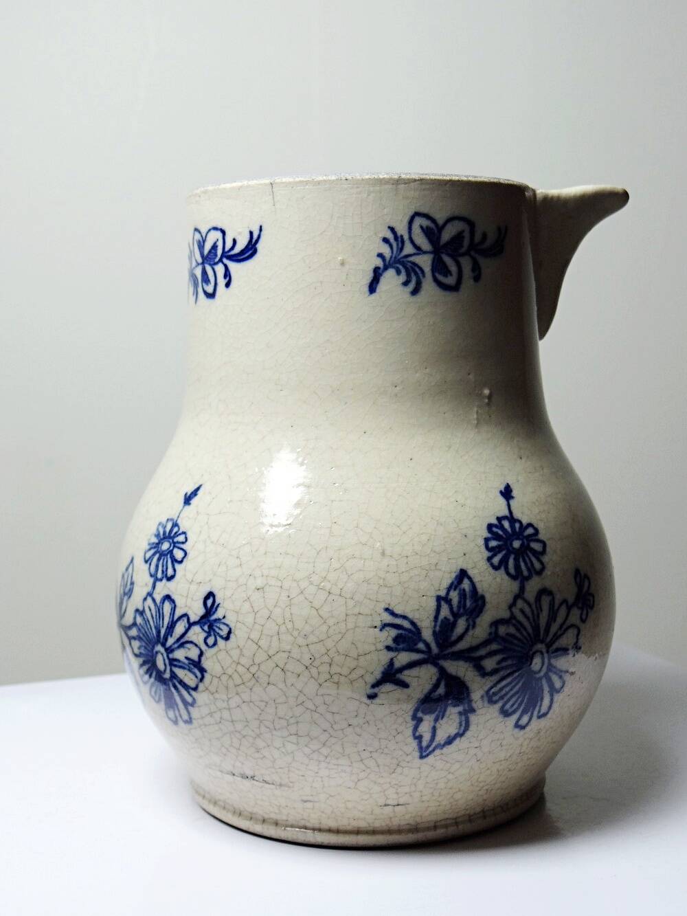 Fine earthenware pitcher with blue decoration, attributed to Saint-Uze, 19th century.