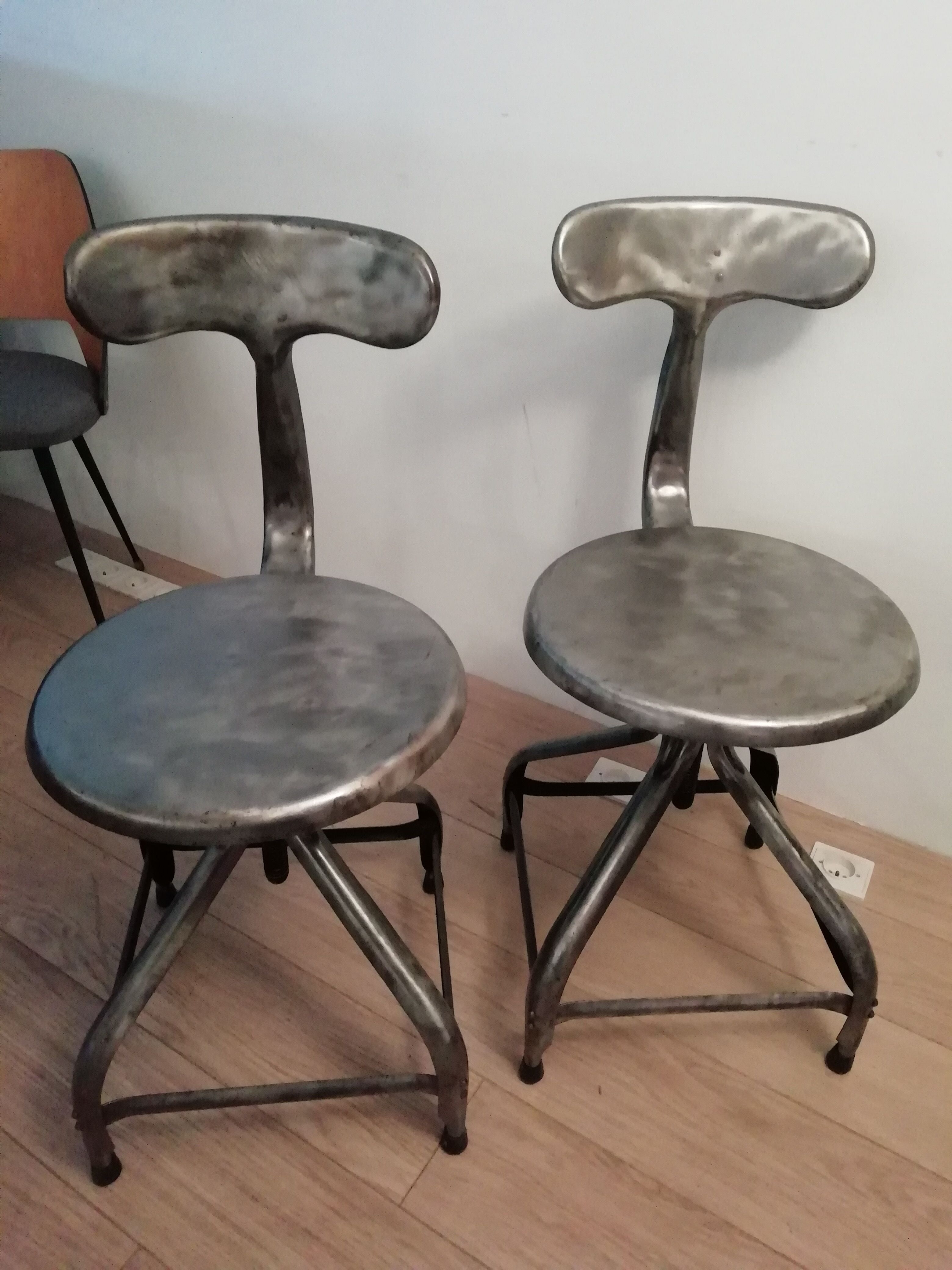 Paire de chaises Nicolle "queue de baleine"