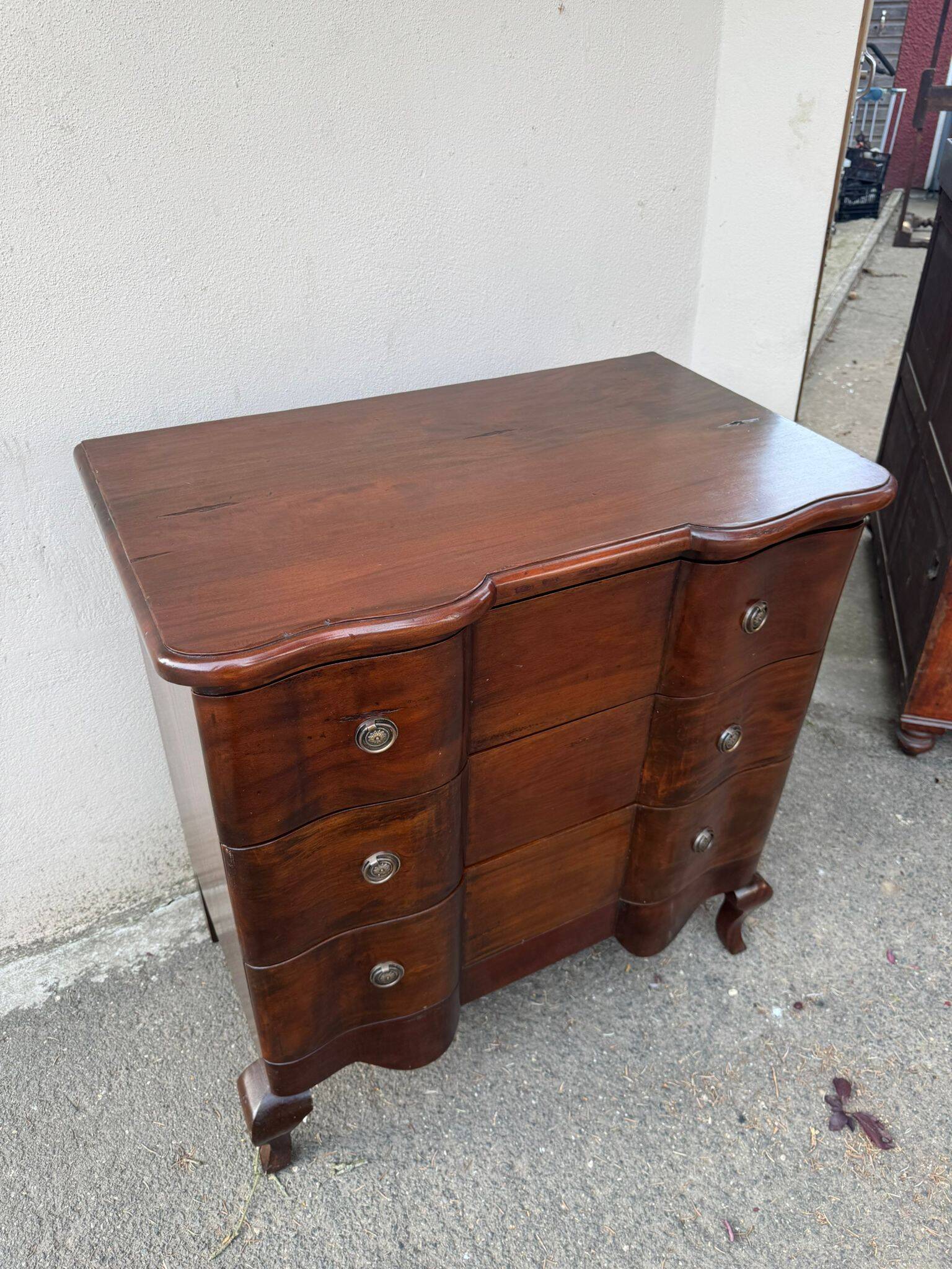 Commode sauteuse galbée style Louis XV