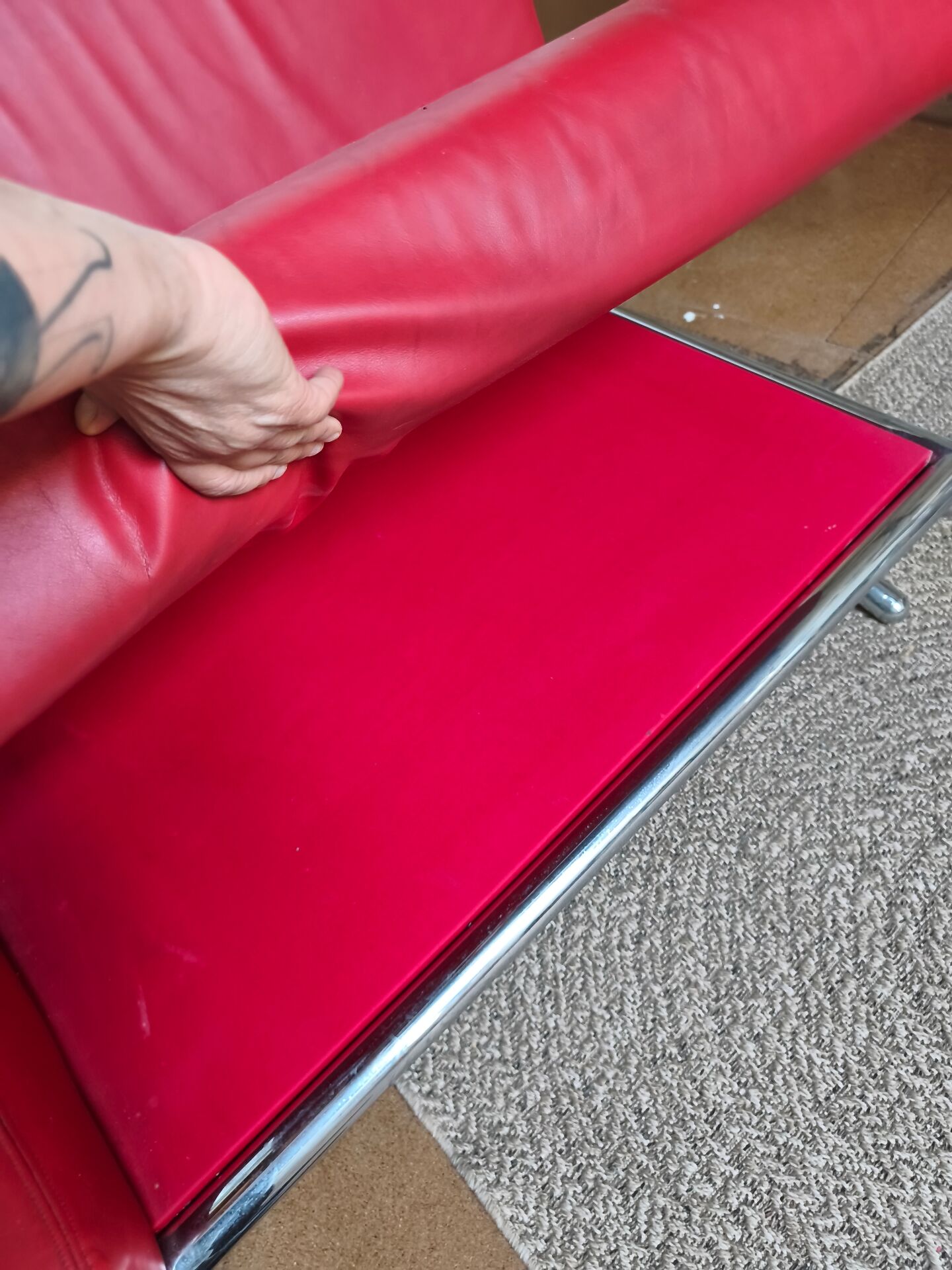 Large vintage red leather three-seater sofa – circa 1960 – structure e