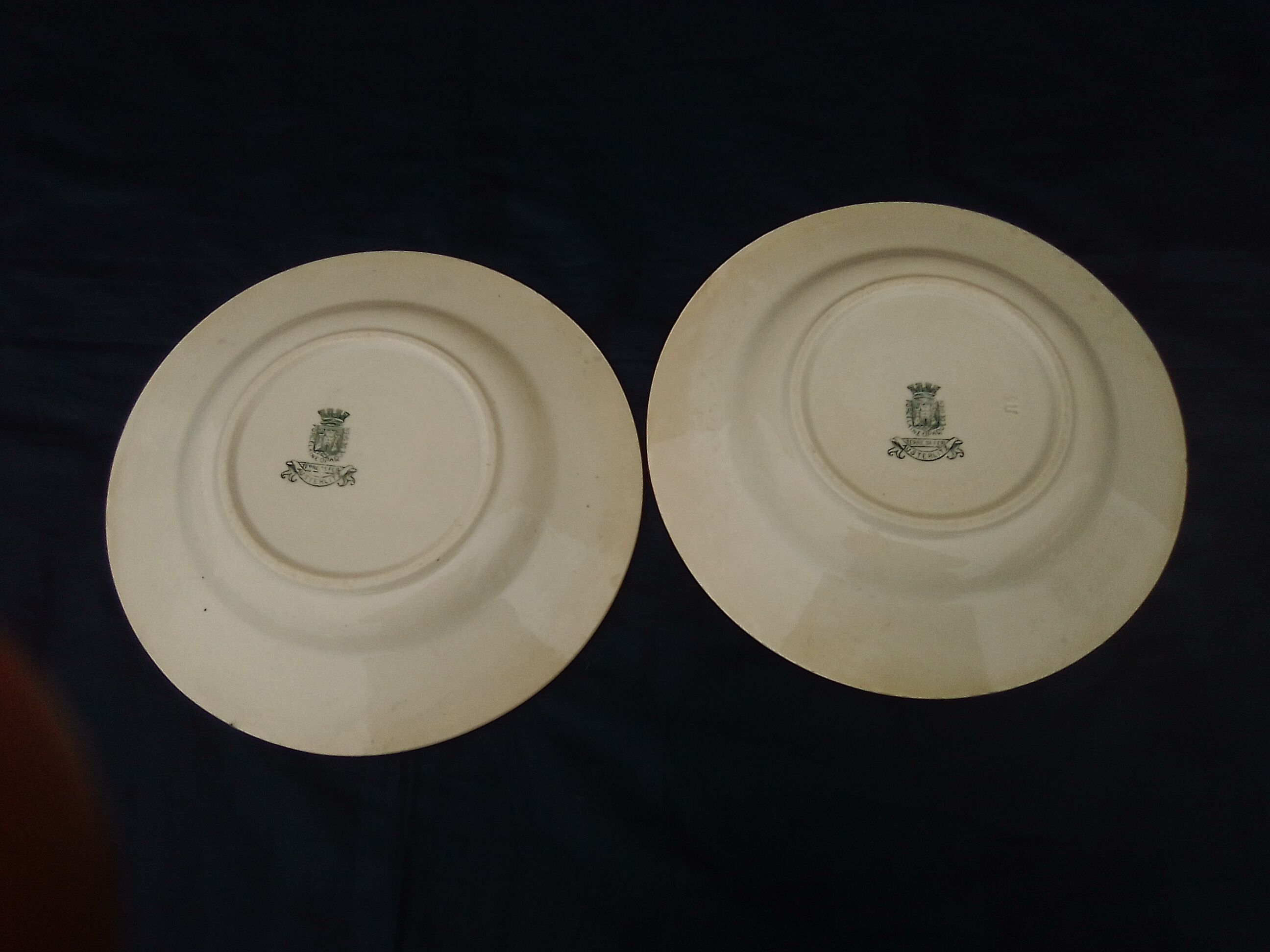2 assiettes creuses  23,5 cm en porcelaine de Gien  Terre de fer modèle Austerlitz