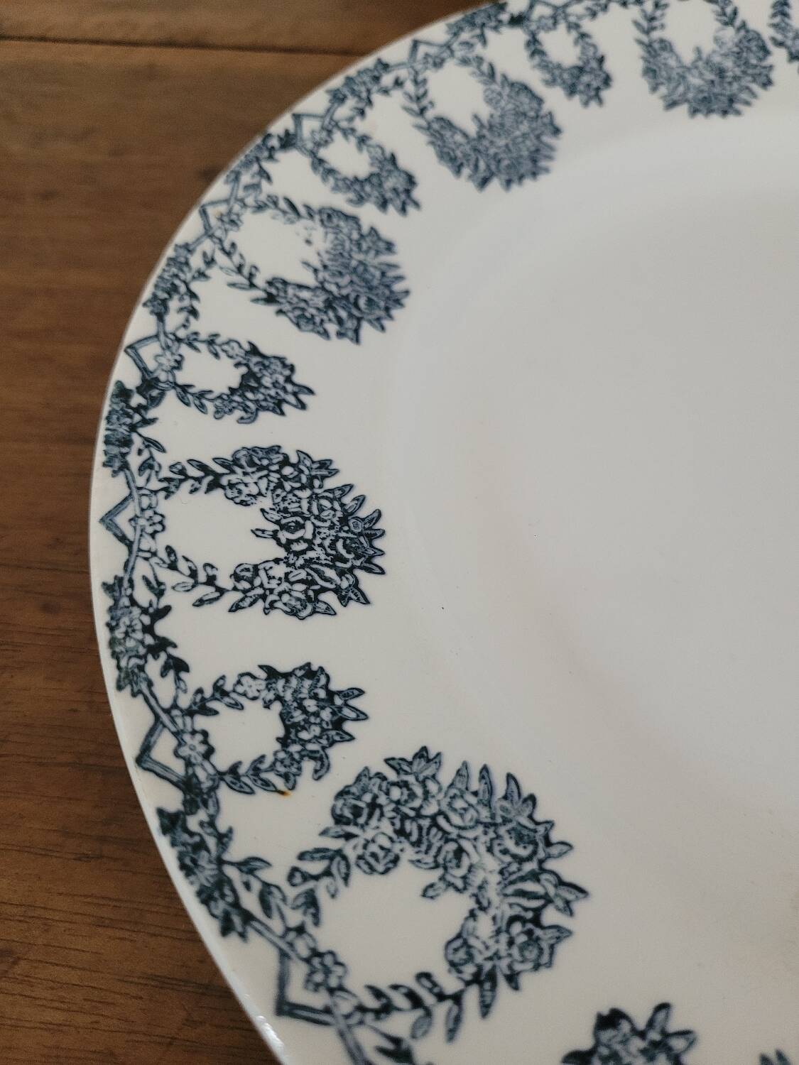 Assiette plate Terre de fer Colbert