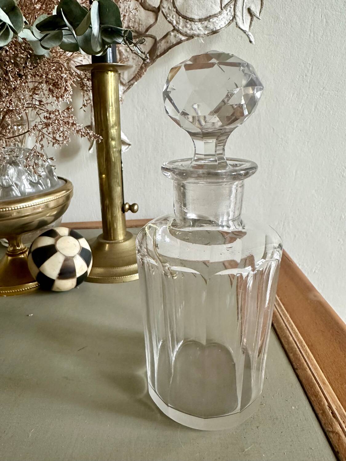 Glass bottle and its glass stopper