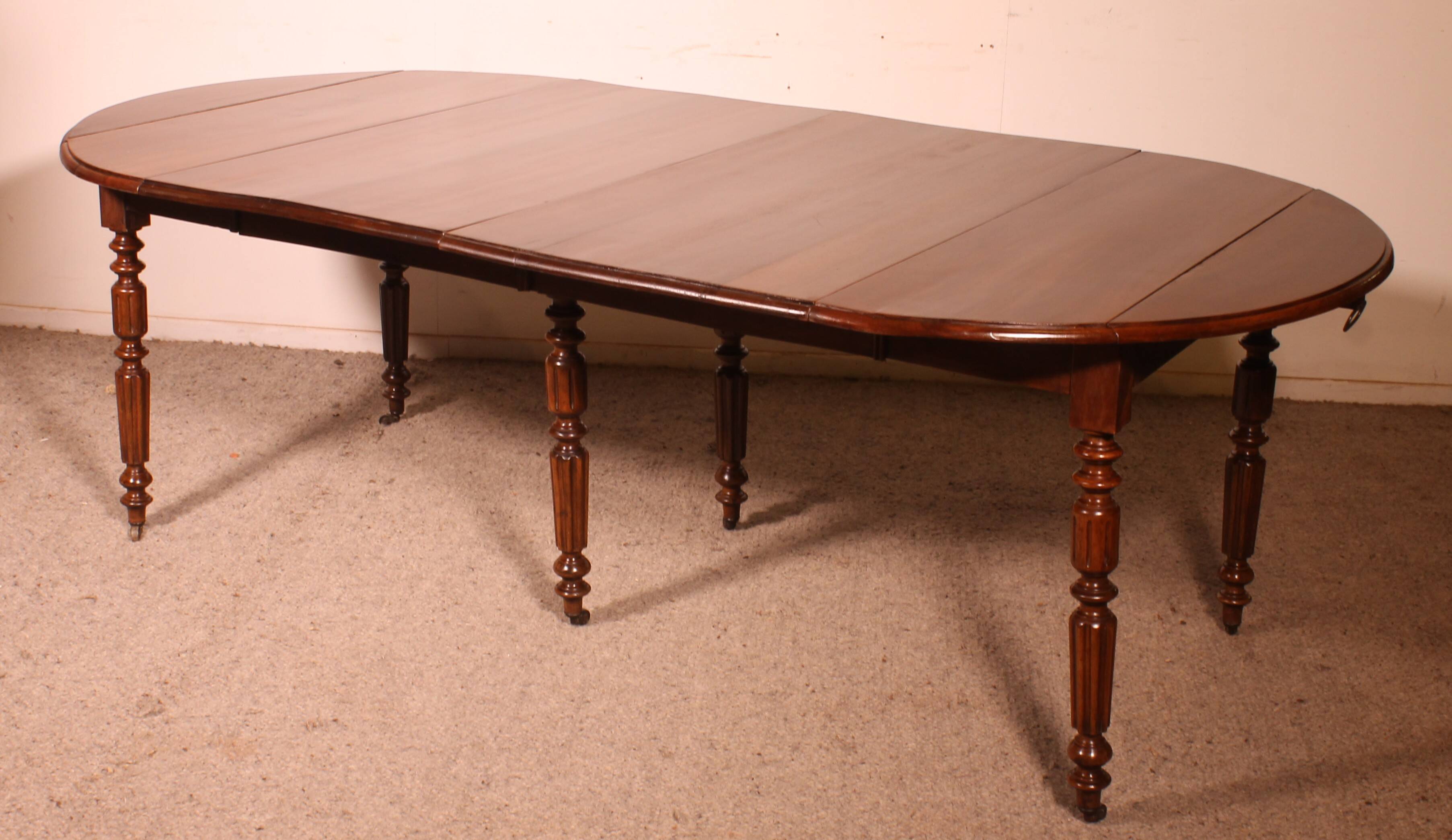 Extensible dining table from the early 19th century in walnut.