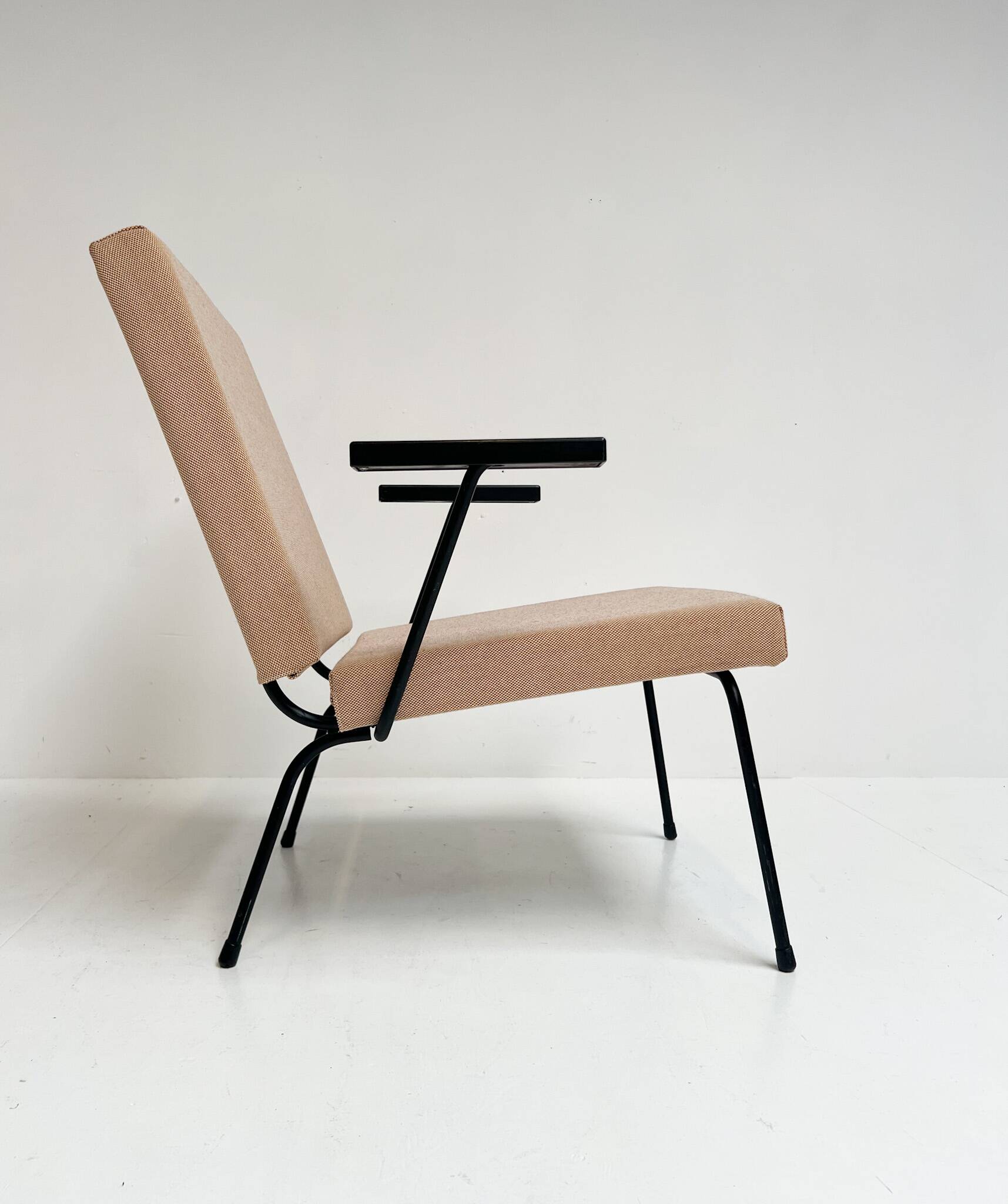 Cream Gispen 1407 armchair by Wim Rietveld, 1950s
