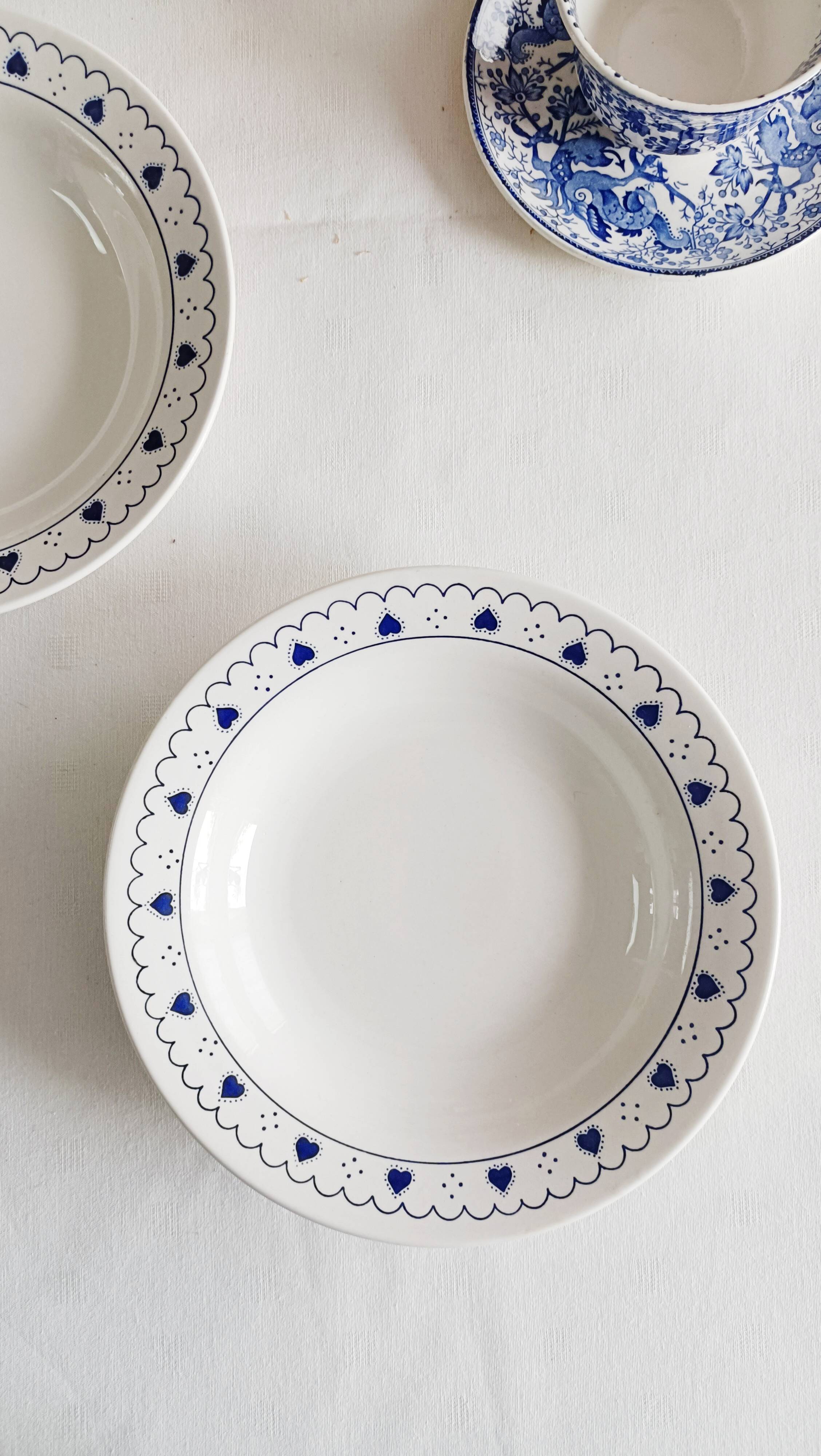 Set of 2 blue heart-shaped deep plates Oxford Brazil.