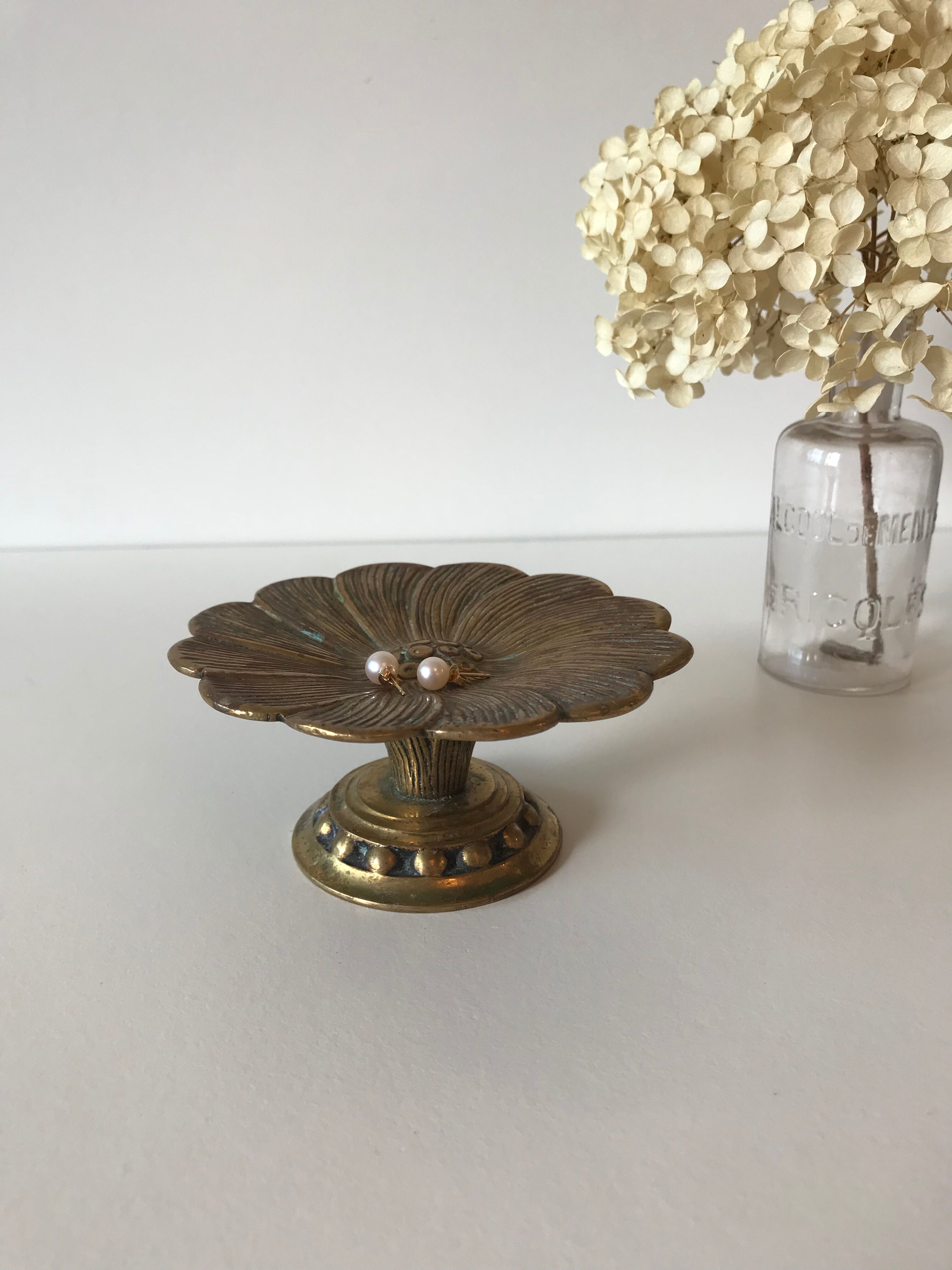 Cup flowers in brass