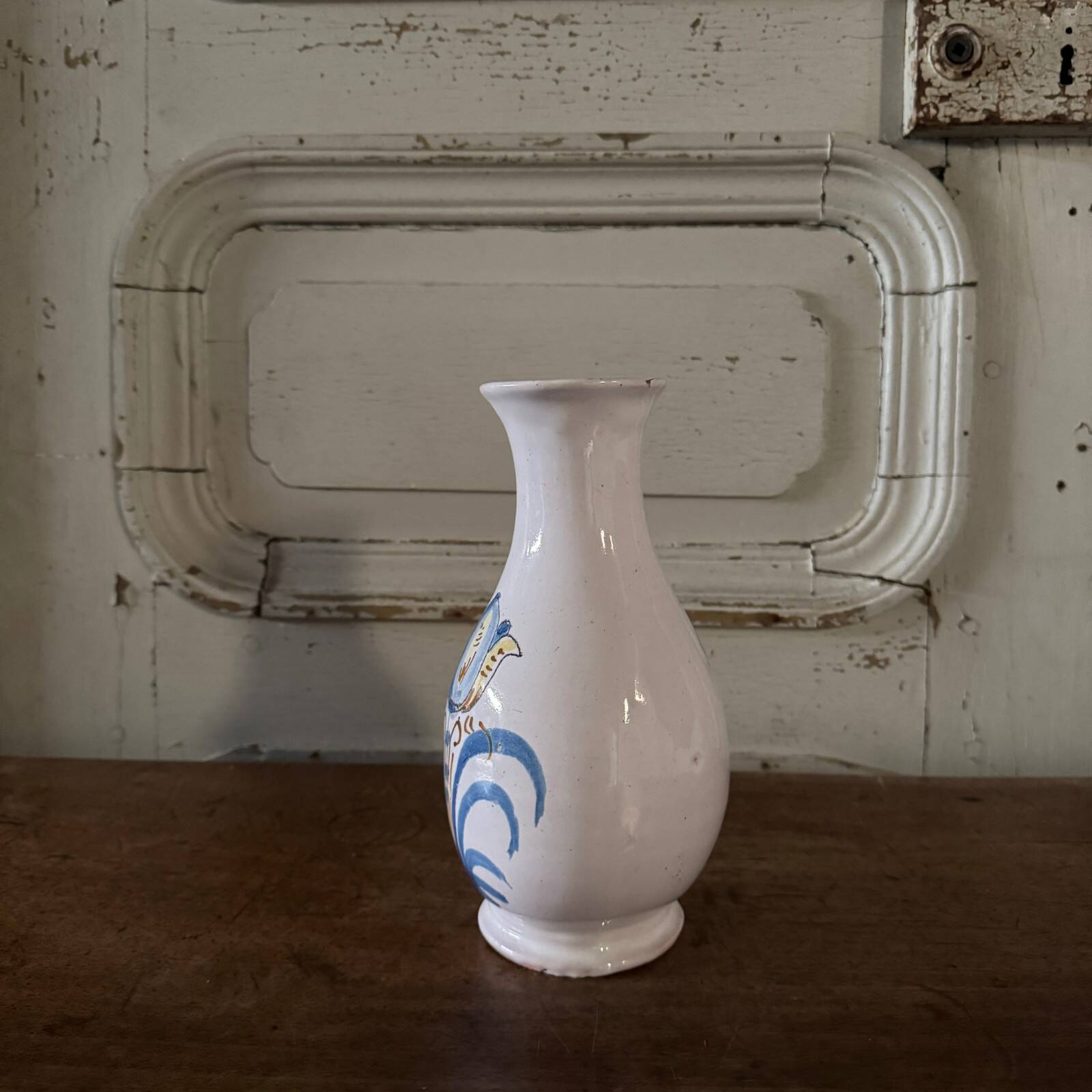 Vase en faïence de Nevers XVIIIe décor floral fond blanc