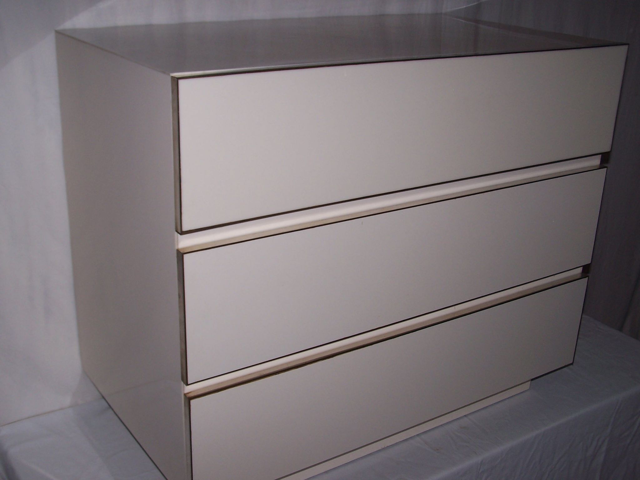 Commode blanche des années 70