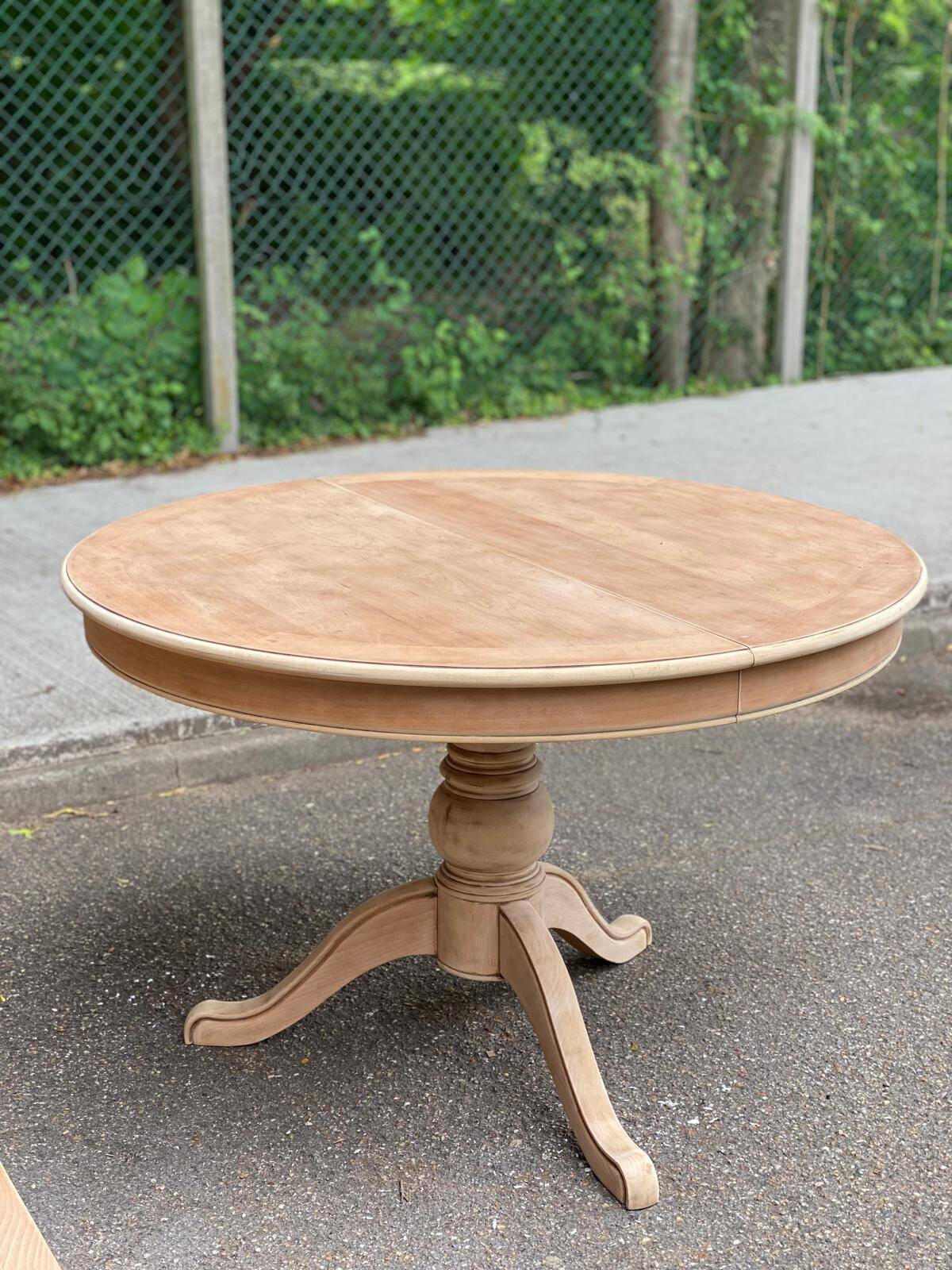 Renovated round extendable dining table with a central wooden leg, 113-203cm.