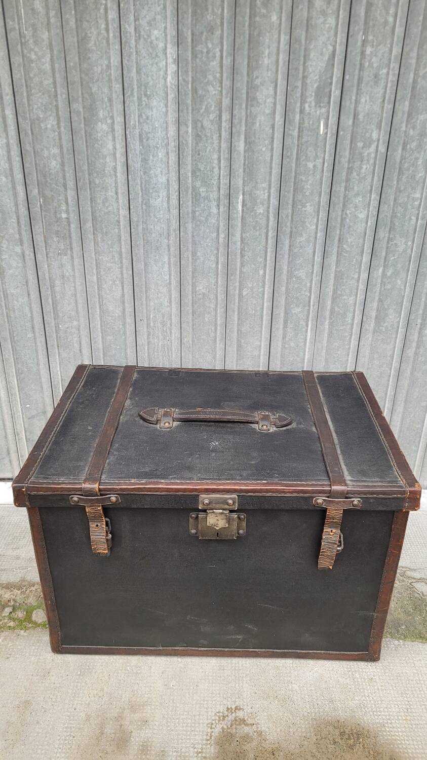 Leather travel trunk from the 1900s