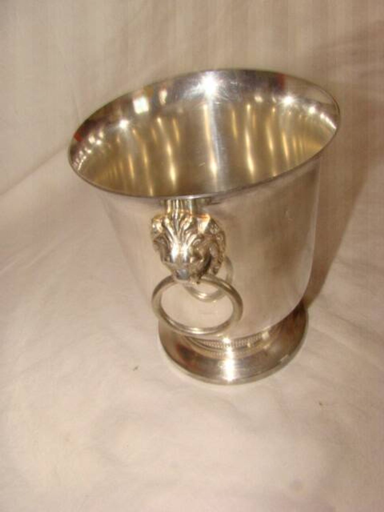 silver-plated ice bucket "with lion heads" from the 1970s