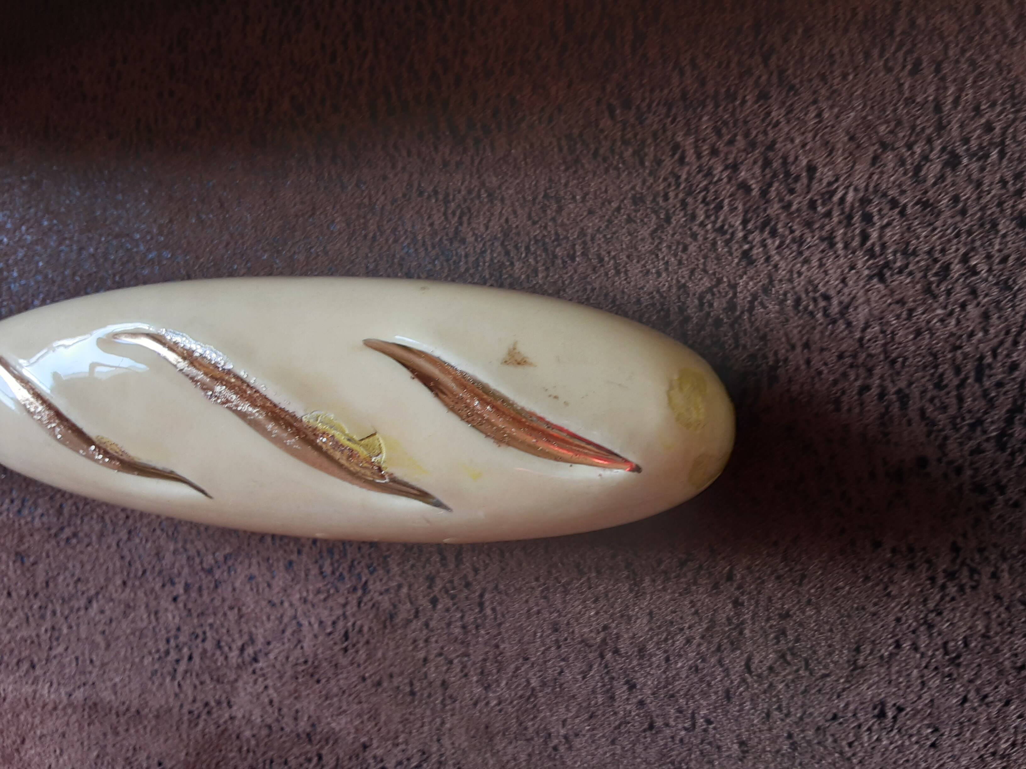 Bread basket and knife