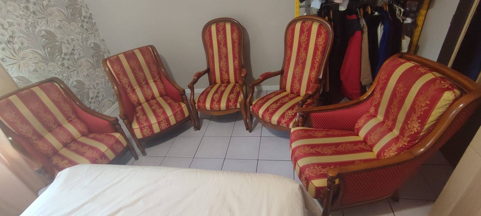 Lot de 5 fauteuils (2 voltaire et 3 fauteuils classiques bois massif)