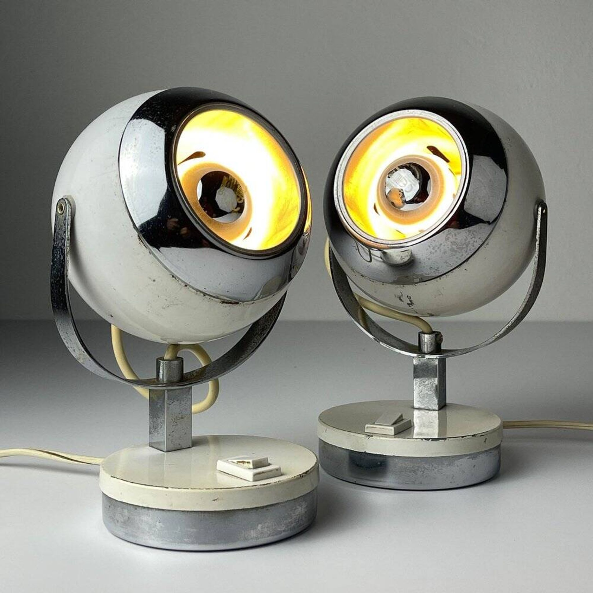 Lampes de bureau blanches du milieu du siècle, années 1960, ensemble de 2