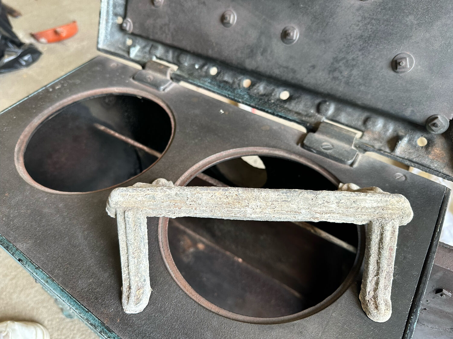 Enamelled cast iron wood stove and earthenware Mirus