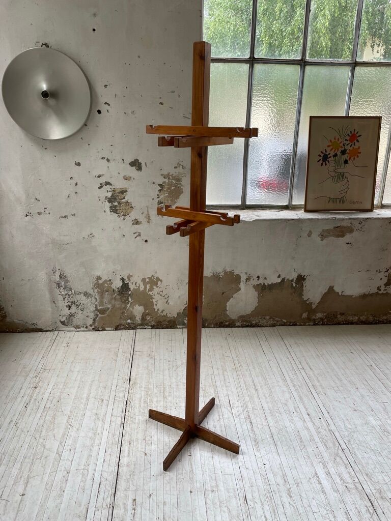 Patère wears pine coat 70