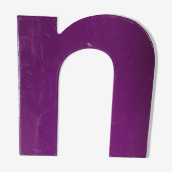 Lettre violette « N »