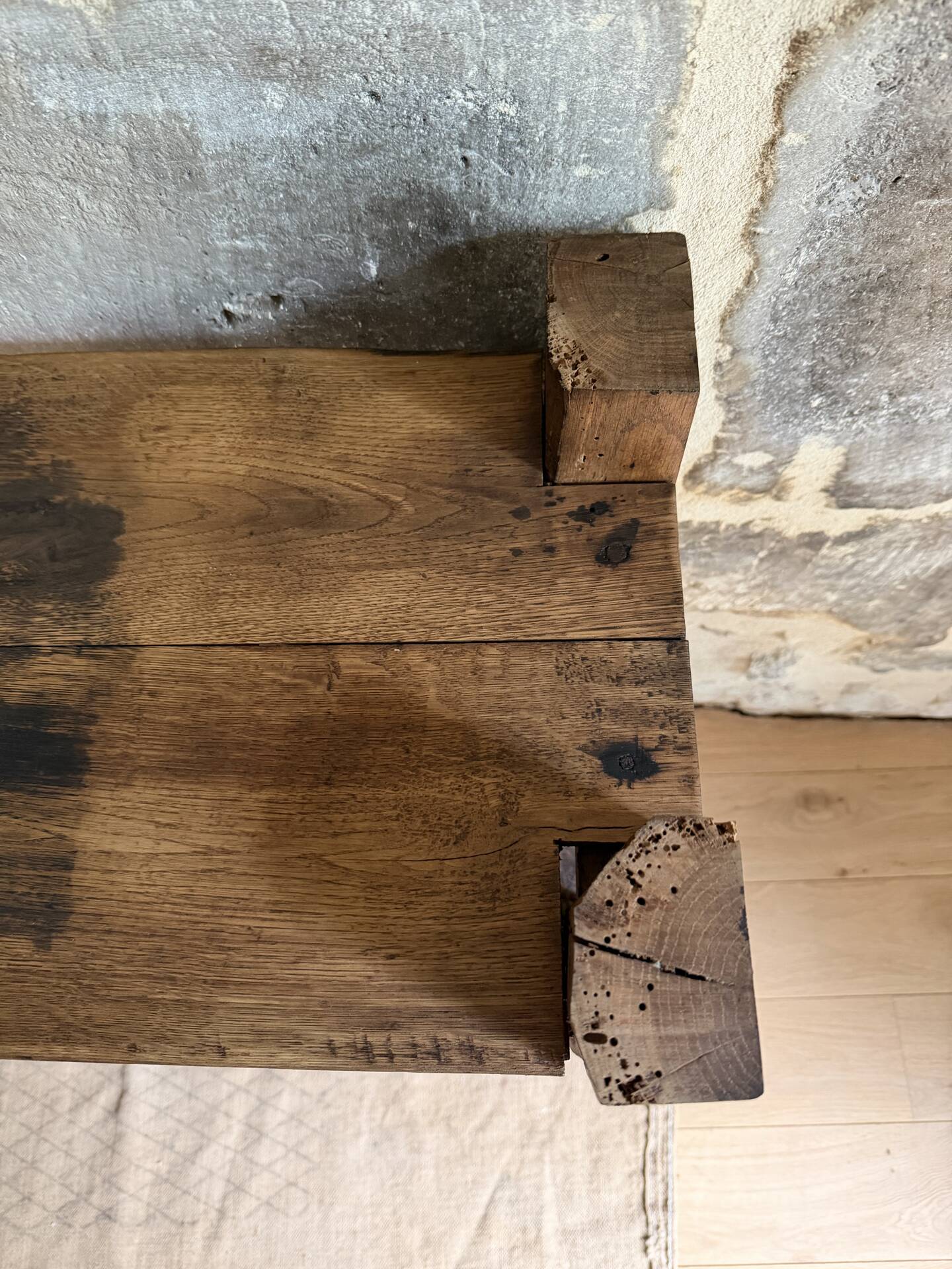 Étagère sur pieds en bois brut, art populaire