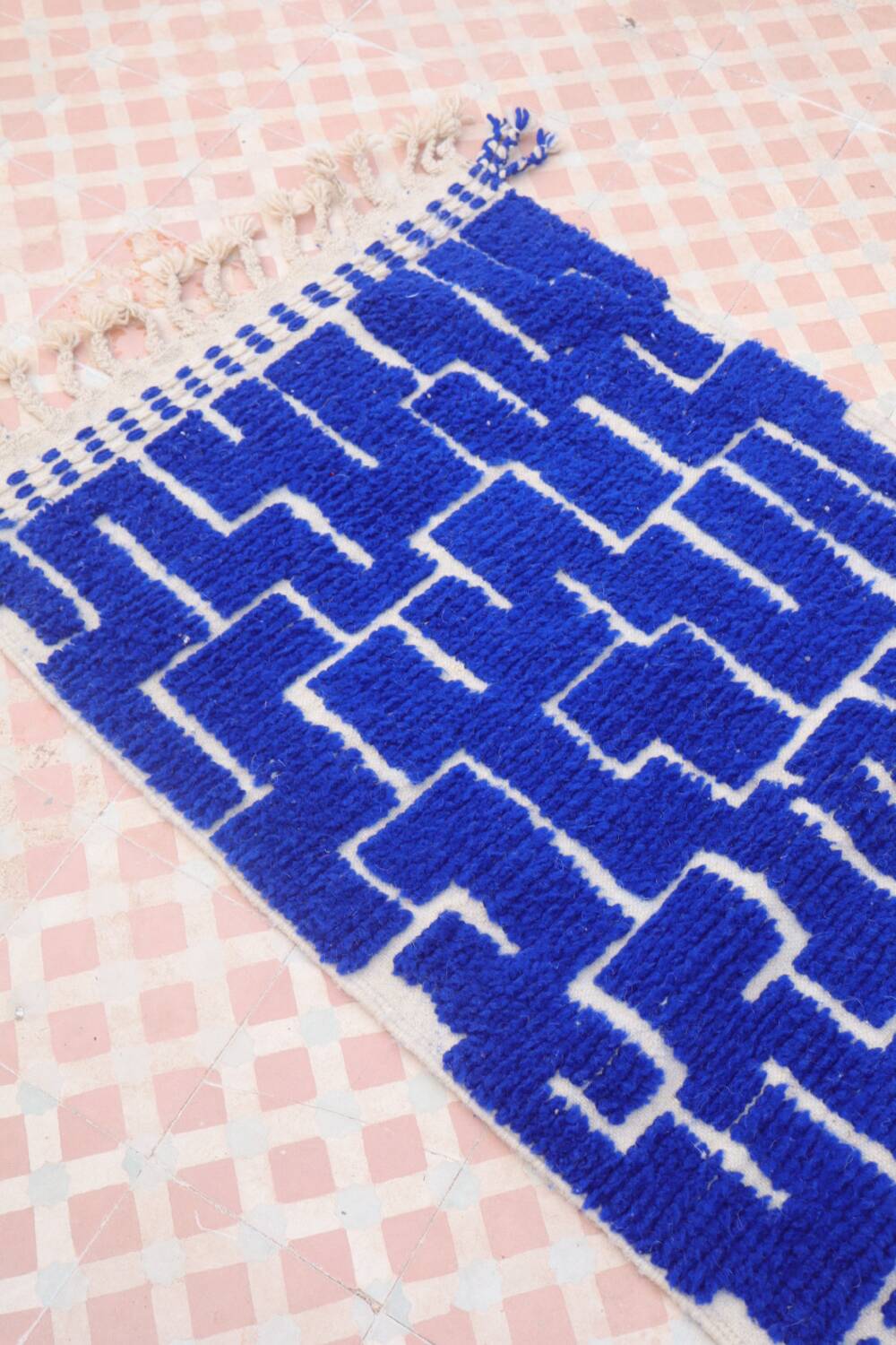 Klein blue Moroccan Berber hallway rug with reliefs